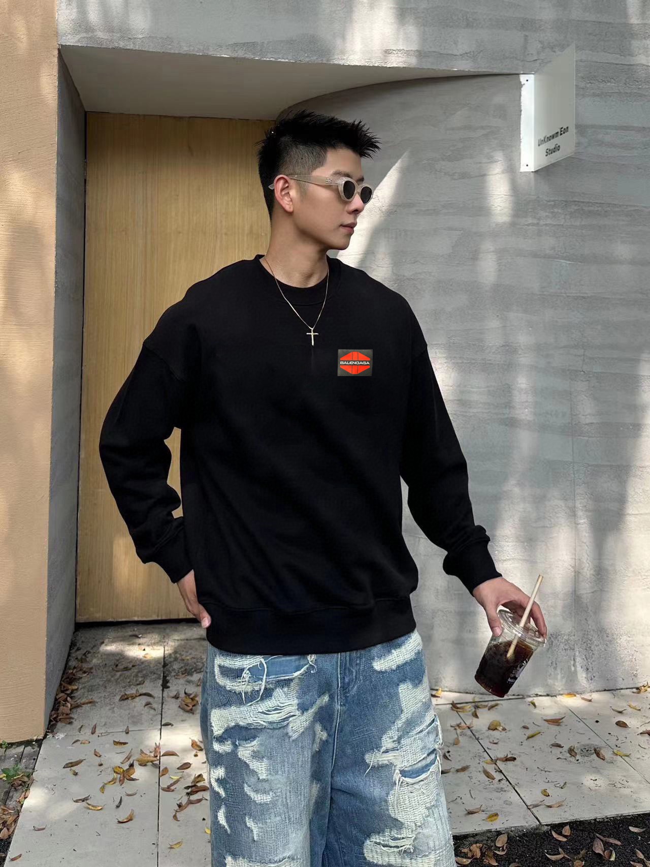 NO:529124,Balenciaga high-end custom 2025 new round neck sweatshirts. A carefully designed exclusive and series that combines comfort and sophistication to enhance your dress style this autumn. The series includes a line of comfort, warmth, classic and fashionable. JJ sleeves streamlined cutting, practical and versatile, and extremely high-end luxury. Number M-4XL (be sure to report height and weight to place an order),,balenciaga,hoodie,sweatshirts,alexander wang19860909巴黎世家 高端定制2025新款圆领卫衣 精心设计、兼具舒适性和精致感的专属和系列,提升您这个秋季的着装格调.该系列包含舒适保暖、经典时尚一线 JJ袖子流线型裁剪 实用百搭 极具高端奢华感 码数M-4XL（下单一定要报身高体重）,,balenciaga,hoodie,sweatshirts,alexander wang,Men's clothing