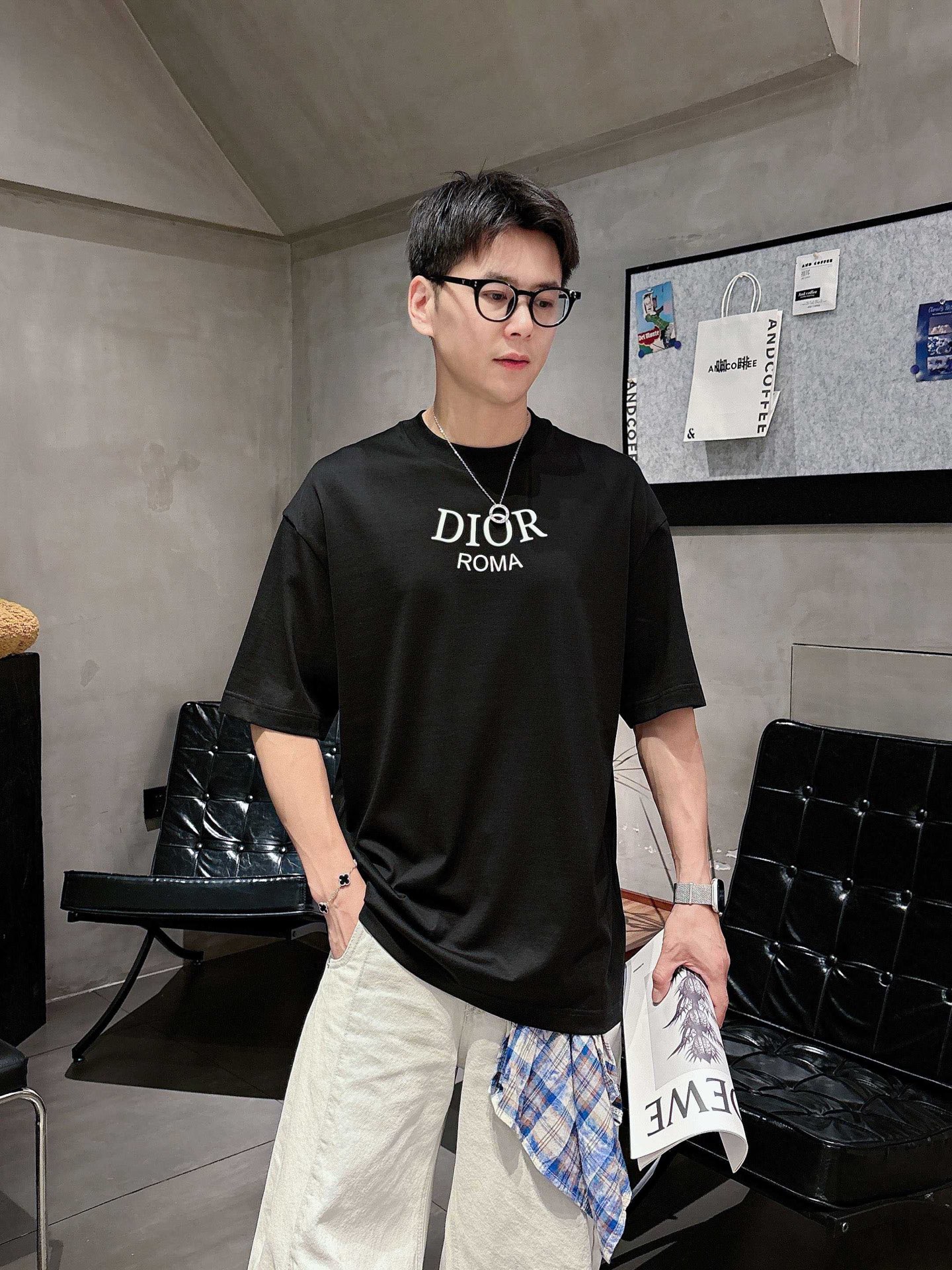 NO:531021,Dior 2025 spring and summer new style first-time counter latest short-sleeved round-neck T-shirt, high-end customization, avant-garde and fashionable design!  Brand logo emphasizes craftsmanship design, high-end customized fabric, soft feel, comfortable to wear, exquisite counter-level car lines, fine workmanship, and invincible and handsome upper body effect!  A must-have item for handsome men!  Color black. White. Number of code S-3XL (please report height and weight by placing an order), dior, T-shirt, tees, t-shirt, alexander wang19860909Dior 2025春夏新款首发专柜最新款短袖圆领T恤 高端订制 设计前卫时尚！品牌logo重工艺设计 高端定制面料.手感柔软.穿着舒适.专柜级别精致车线.做工精细.上身效果无敌帅气！型男必备单品！颜色黑色.白色.码数S-3XL（下单请报身高体重）,,dior,T-shirt,tees，t-shirt,alexander wang,Men's clothing