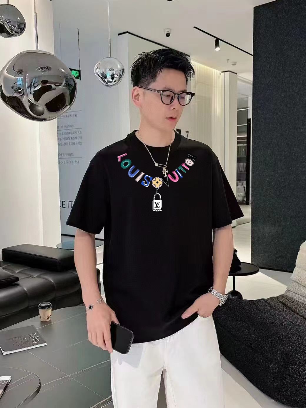 NO:531023,LV 2025 spring and summer new style first-time counter latest short-sleeved round-neck T-shirt, high-end customization, avant-garde and fashionable design!  Brand logo emphasizes craftsmanship design, high-end customized fabric, soft feel, comfortable to wear, exquisite counter-level car lines, fine workmanship, and invincible and handsome upper body effect!  A must-have item for handsome men!  Color black. White. Number of code S-3XL (please report height and weight by placing an order), louis vuitton, T-shirt, tees, t-shirt, alexander wang19860909LV 2025春夏新款首发专柜最新款短袖圆领T恤 高端订制 设计前卫时尚！品牌logo重工艺设计 高端定制面料.手感柔软.穿着舒适.专柜级别精致车线.做工精细.上身效果无敌帅气！型男必备单品！颜色黑色.白色.码数S-3XL（下单请报身高体重）,,louis vuitton,T-shirt,tees，t-shirt,alexander wang,Men's clothing