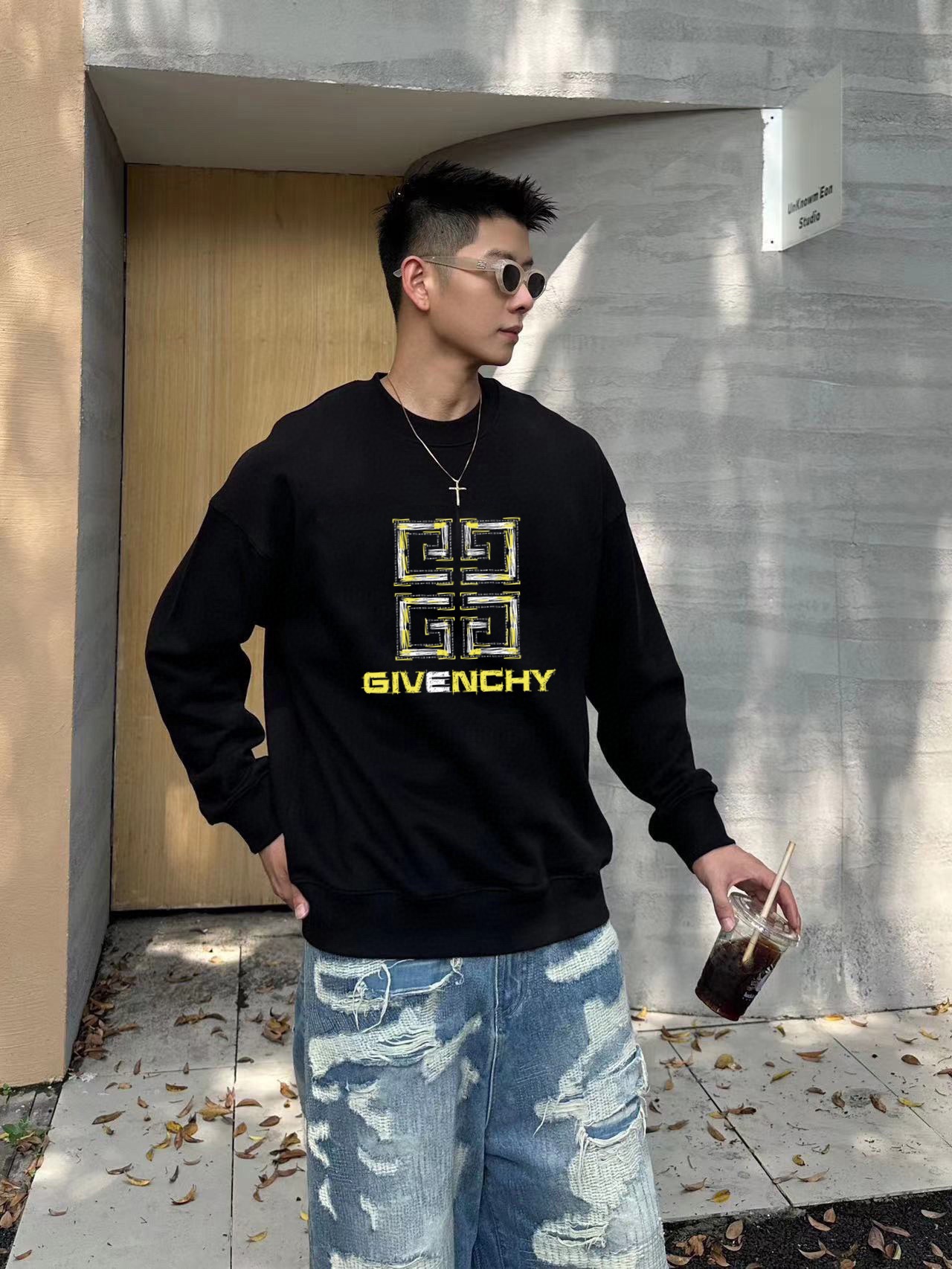 NO:548115,Givenchy High-end custom 2025 new round neck sweatshirts. Exclusive and series that are carefully designed and combine comfort and exquisiteness to enhance your dress style this autumn. The series includes a line of comfort, warmth, classic and fashionable. JJ sleeves streamlined cutting, practical and versatile, and extremely high-end luxury. Number of code M-4XL (be sure to report height and weight to place an order), given, hoodie, sweatshirts, alexander wang19860909纪梵希 高端定制2025新款圆领卫衣 精心设计、兼具舒适性和精致感的专属和系列,提升您这个秋季的着装格调.该系列包含舒适保暖、经典时尚一线 JJ袖子流线型裁剪 实用百搭 极具高端奢华感 码数M-4XL（下单一定要报身高体重）,,givenchy,hoodie,sweatshirts,alexander wang,Men's clothing