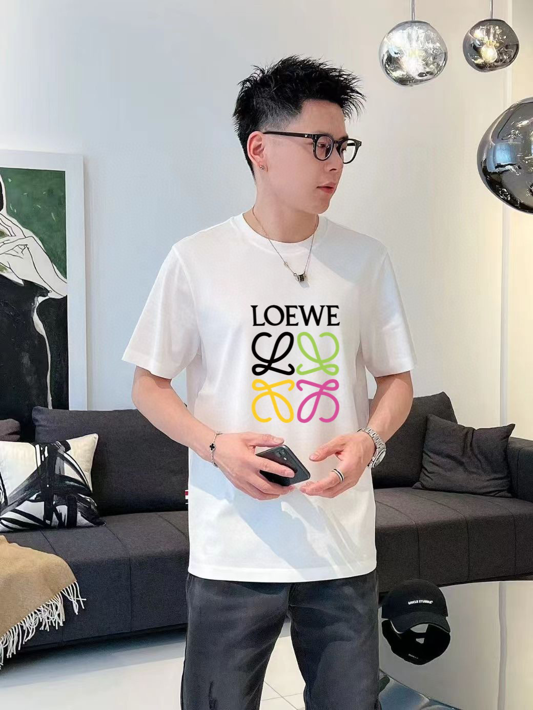 NO:531025,Loewe's new spring and summer new style first-time counter has the latest short-sleeved round-neck T-shirt with high-end customization and avant-garde and fashionable design!  Brand logo emphasizes craftsmanship design, high-end customized fabric, soft feel, comfortable to wear, exquisite counter-level car lines, fine workmanship, and invincible and handsome upper body effect!  A must-have item for handsome men!  Color black. White. Number of code S-3XL (please report height and weight by placing an order), loewe, T-shirt,tees, t-shirt,alexander wang19860909Loewe 2025春夏新款首发专柜最新款短袖圆领T恤 高端订制 设计前卫时尚！品牌logo重工艺设计 高端定制面料.手感柔软.穿着舒适.专柜级别精致车线.做工精细.上身效果无敌帅气！型男必备单品！颜色黑色.白色.码数S-3XL（下单请报身高体重）,,loewe,T-shirt,tees，t-shirt,alexander wang,Men's clothing