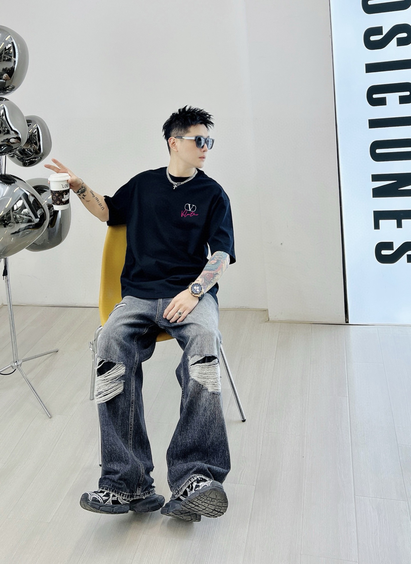 NO:531010,Valentino's new spring and summer 2025 new styles in the first counter, the latest short-sleeved round-neck T-shirt, high-end customization, avant-garde and fashionable design!  Brand logo emphasizes craftsmanship design, high-end customized fabric, soft feel, comfortable to wear, exquisite counter-level car lines, fine workmanship, and invincible and handsome upper body effect!  A must-have item for handsome men!  Color black. White. Number of code S-3XL (please report height and weight by placing an order), valentino, T-shirt, tees, t-shirt, alexander wang19860909华伦天奴 2025春夏新款首发专柜最新款短袖圆领T恤 高端订制 设计前卫时尚！品牌logo重工艺设计 高端定制面料.手感柔软.穿着舒适.专柜级别精致车线.做工精细.上身效果无敌帅气！型男必备单品！颜色黑色.白色.码数S-3XL（下单请报身高体重）,,valentino,T-shirt,tees，t-shirt,alexander wang,Men's clothing