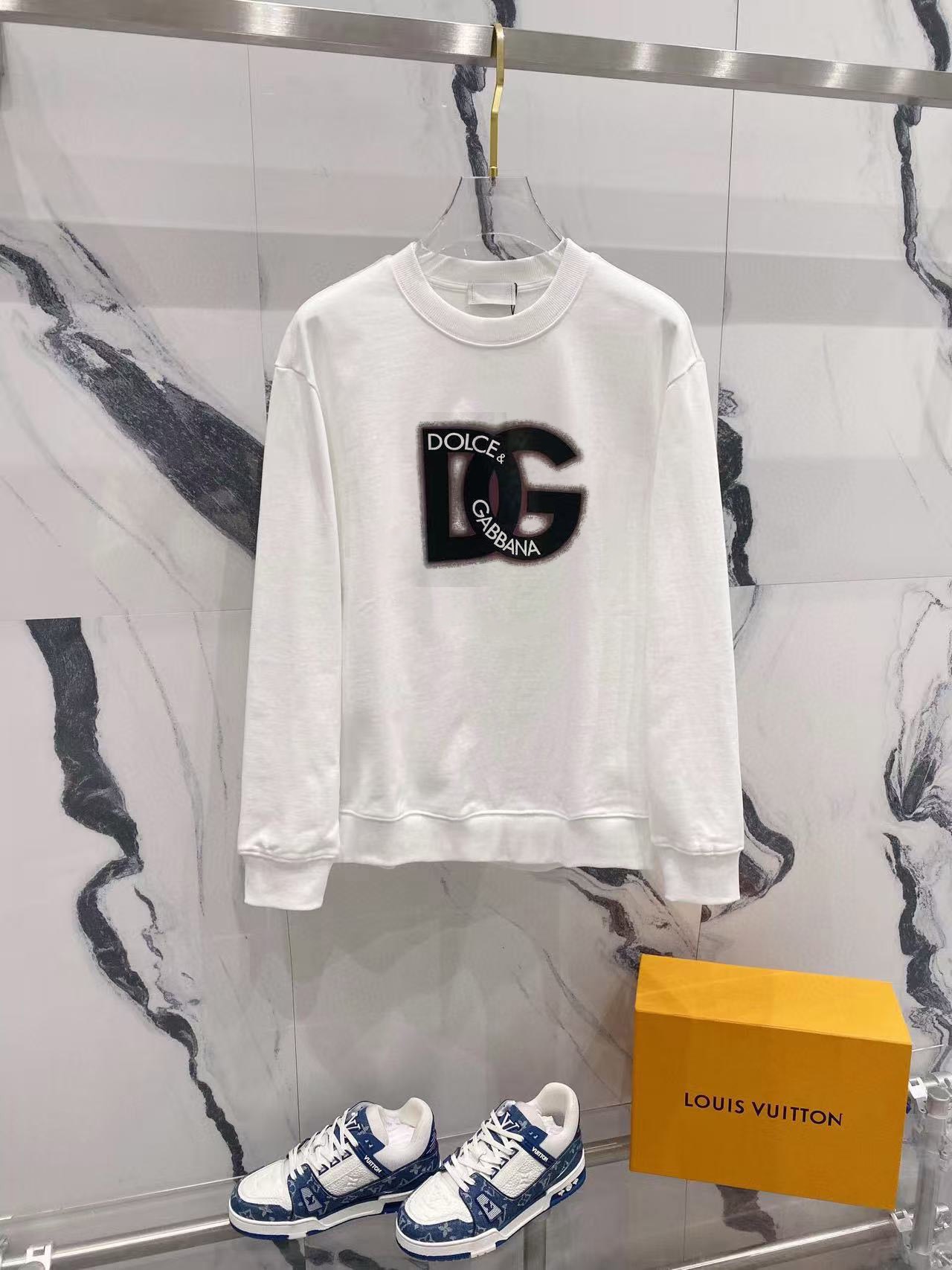 NO:540551,DG2025 autumn and winter new product, basic casual pullover sweatshirt, a must-have style for high-end temperament, a single item with a very tone and charm!  The details are exquisite and sophisticated, first-class, fashionable and loose tailored, which can be perfectly controlled by both men and women. It is excellent in both inner wear and single wear. It is a sweatshirt that can easily highlight temperament and taste on the upper body!  Men and women same size M-4XL (report height and weight), hoodie, sweatshirts, alexander wang19860909DG2025秋冬新品 基础款休闲套头卫衣,高端气质型必入的极品款式,一款极具腔调感与魅力的单品！ 细节精致考究,品相一流,时尚宽松型剪裁,男女皆可完美驾驭,无论内搭还是单穿都非常出色,上身极易凸显气质和品位的一款卫衣！男女同款 码数M-4XL（下单报身高体重）,,hoodie,sweatshirts,alexander wang,Men's clothing