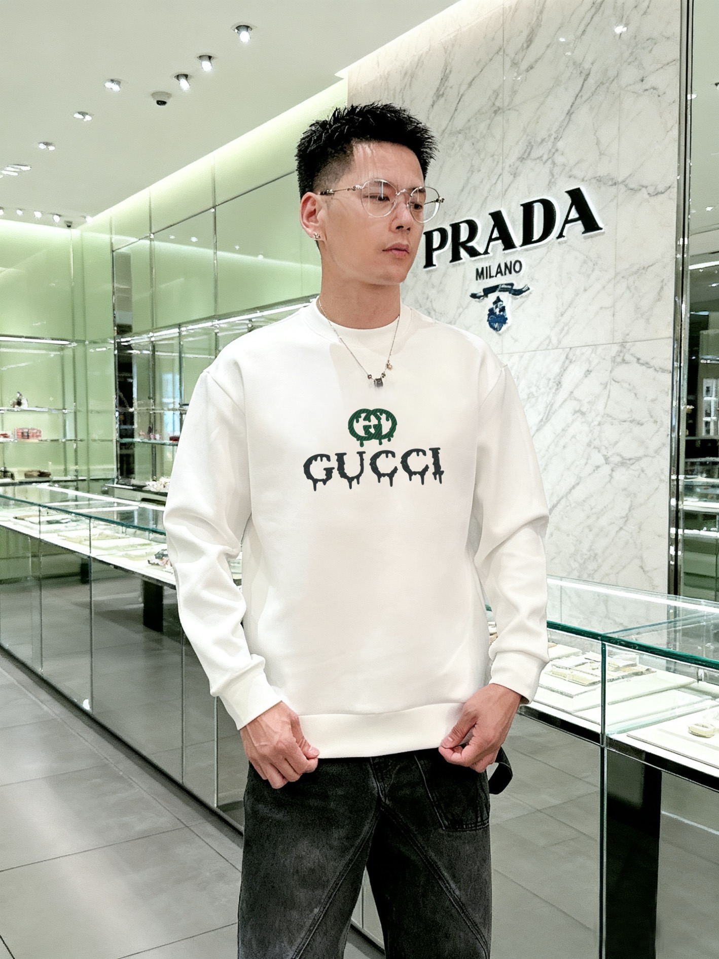 NO:540537,Gucci's 2025 autumn and winter new product, basic casual pullover sweatshirt, a must-have style for high-end temperament, a single item with a very tone and charm!  The details are exquisite and sophisticated, first-class, fashionable and loose tailored, which can be perfectly controlled by both men and women. It is excellent in both inner wear and single wear. It is a sweatshirt that can easily highlight temperament and taste on the upper body!  Men and women same size M-4XL (report height and weight), gucci, hoodie, sweatshirts, alexander wang19860909古驰2025秋冬新品 基础款休闲套头卫衣,高端气质型必入的极品款式,一款极具腔调感与魅力的单品！ 细节精致考究,品相一流,时尚宽松型剪裁,男女皆可完美驾驭,无论内搭还是单穿都非常出色,上身极易凸显气质和品位的一款卫衣！男女同款 码数M-4XL（下单报身高体重）,,gucci,hoodie,sweatshirts,alexander wang,Men's clothing