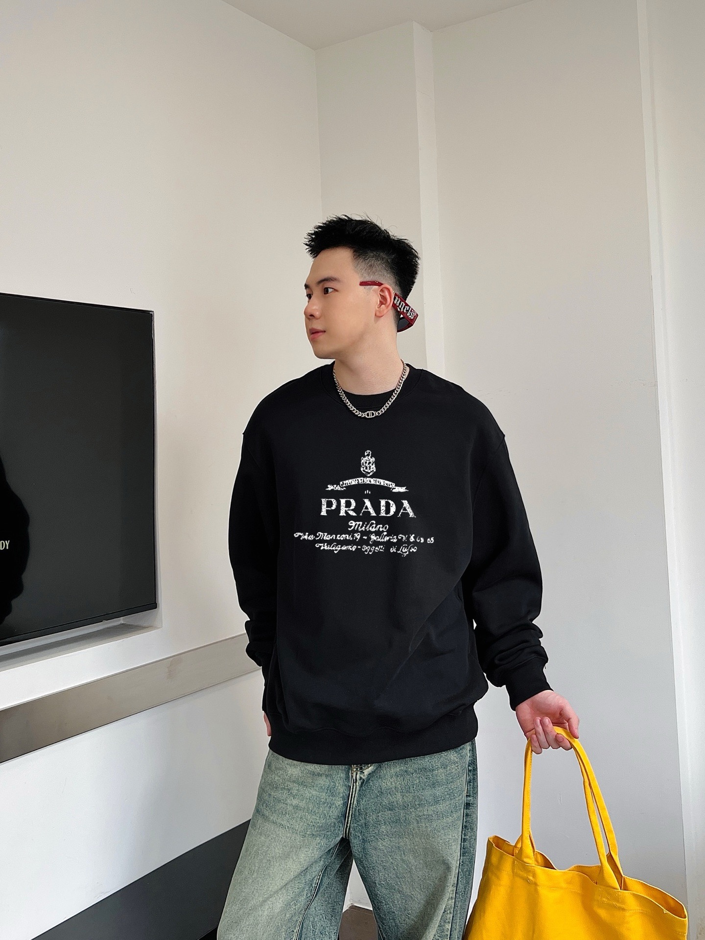 NO:540558,Prada's 2025 autumn and winter new product, basic casual pullover sweatshirt, a must-have style for high-end temperament, a single item with a very tone and charm!  The details are exquisite and sophisticated, first-class, fashionable and loose tailored, which can be perfectly controlled by both men and women. It is excellent in both inner wear and single wear. It is a sweatshirt that can easily highlight temperament and taste on the upper body!  Same model for men and women, size M-4XL (report height and weight), prada, hoodie, sweatshirts, alexander wang19860909普拉达2025秋冬新品 基础款休闲套头卫衣,高端气质型必入的极品款式,一款极具腔调感与魅力的单品！ 细节精致考究,品相一流,时尚宽松型剪裁,男女皆可完美驾驭,无论内搭还是单穿都非常出色,上身极易凸显气质和品位的一款卫衣！男女同款 码数M-4XL（下单报身高体重）,,prada,hoodie,sweatshirts,alexander wang,Men's clothing