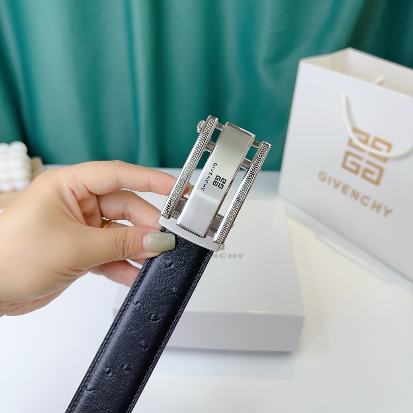 品牌：【纪梵希】新款进口小牛皮，手感细腻柔软。搭配纯钢精品自动钢扣，男士必备！宽度：3.5cm
