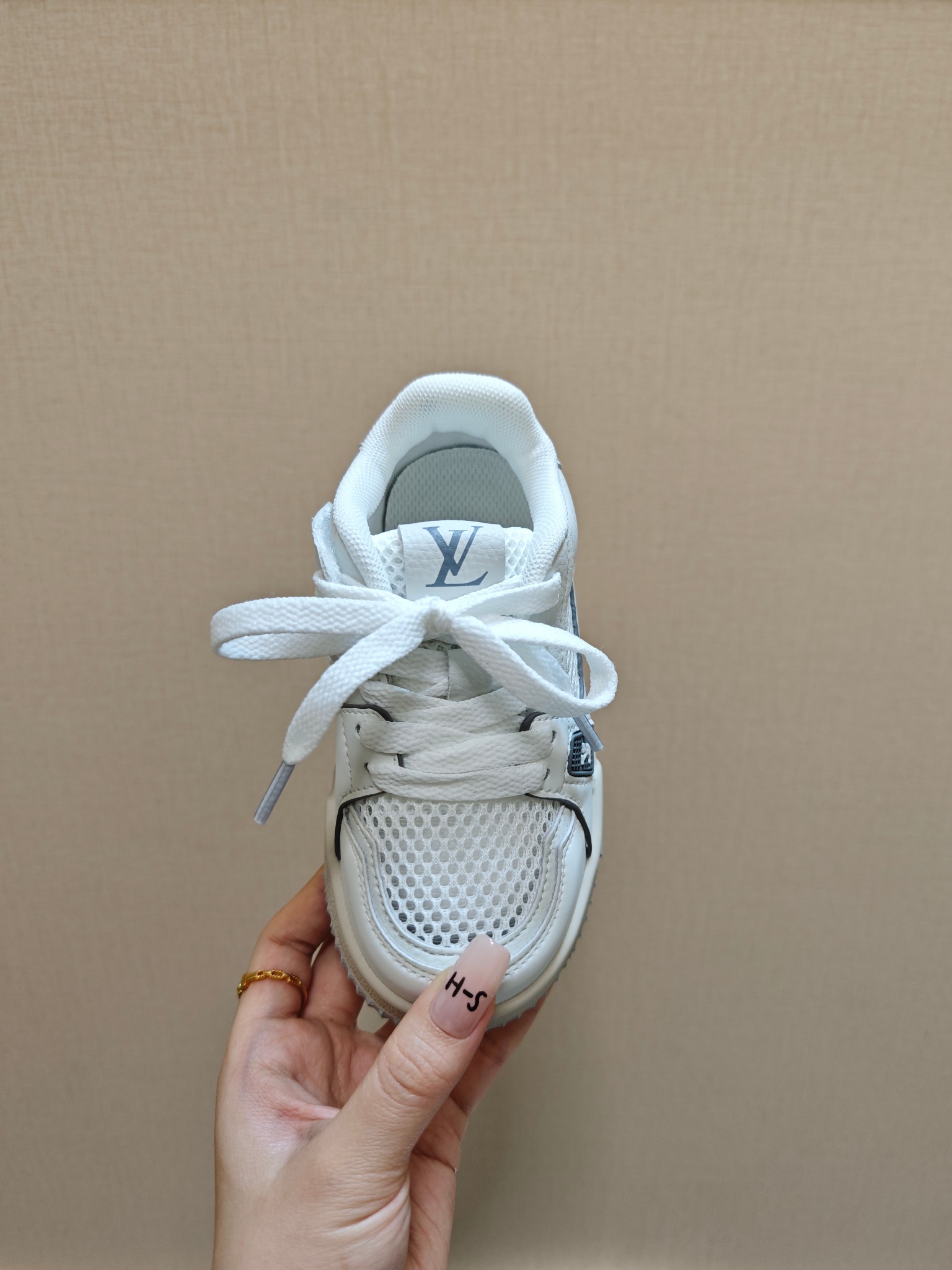 图片[5]-降🔗LV Trainer儿童镂空网面板鞋🎀 尺码：26-37码! 👟舒适透气，轻盈步伐👟 这款板鞋采用优质材料制作，既保证了穿着的舒适度，又让小脚丫能自由呼吸。轻盈的设计让孩子们无论是跑跳还是漫步都能感受到轻松自在，完美适应他们的活泼天性。 🌈缤纷色彩，点亮每一步🌈 LV Trainer儿童板鞋不仅有经典的黑白配色，还有各种鲜艳夺目的色彩选择。从活泼的荧光绿到梦幻的樱花粉，每一种颜色都能点亮孩子的日常，成为他们个性的表达。 ✨安全设计，守护每一次探索✨ 考虑到孩子们的好奇心和探险欲，这款板鞋特别加强了鞋底的抓地力，提供更好的稳定性，即使在户外游戏中也能稳固站立，减少摔倒的风险。 🎉细节之处，尽显匠心品质🎉 从鞋带的可调节设计到易于穿脱的魔术贴，每一个细节都精心考量，旨在带给孩子们更加便捷舒适的体验。同时，精致的LV LOGO和标志性的花纹，无疑彰显了品牌独特的时尚态度。-选品中心