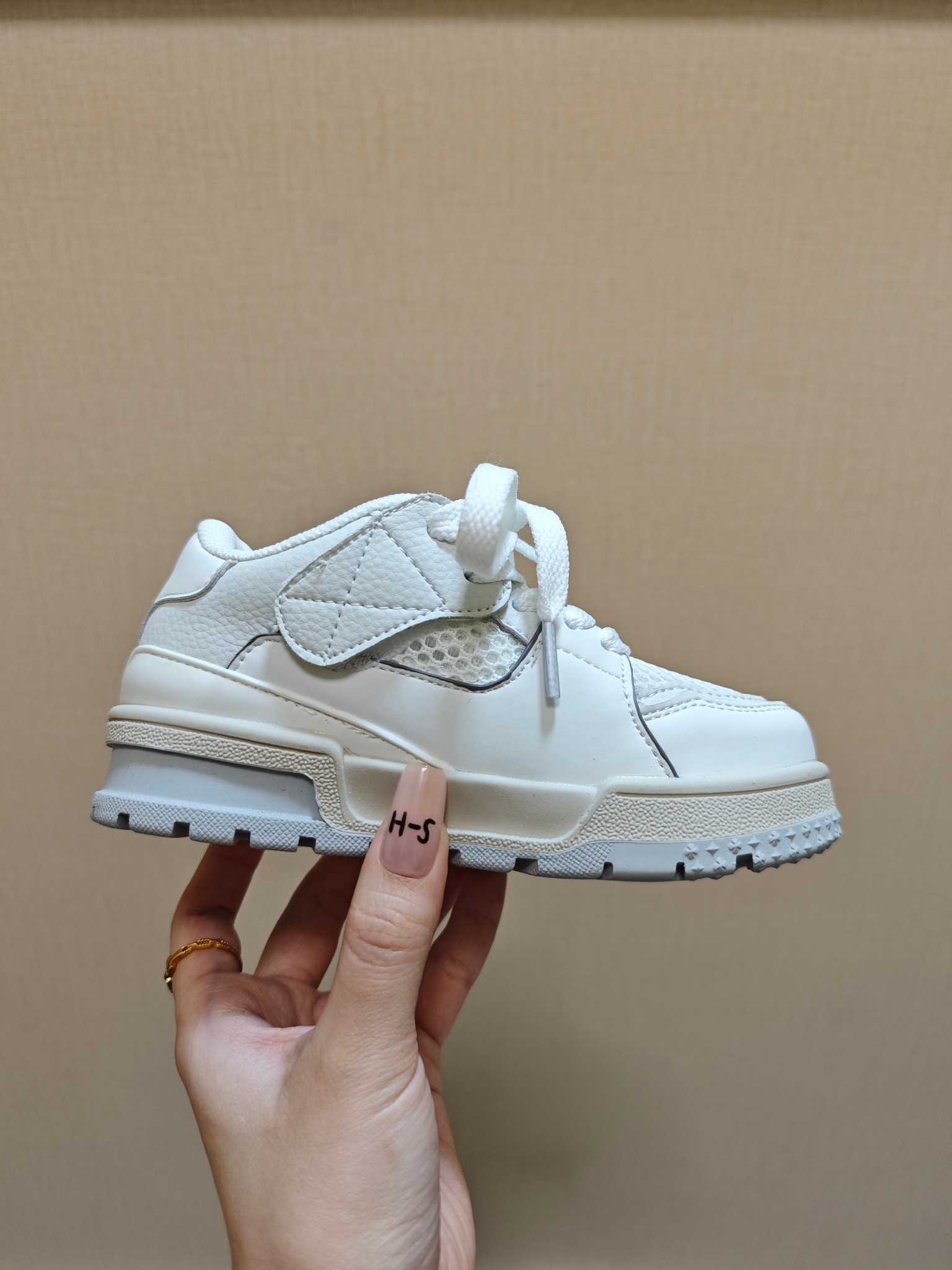 图片[4]-降🔗LV Trainer儿童镂空网面板鞋🎀 尺码：26-37码! 👟舒适透气，轻盈步伐👟 这款板鞋采用优质材料制作，既保证了穿着的舒适度，又让小脚丫能自由呼吸。轻盈的设计让孩子们无论是跑跳还是漫步都能感受到轻松自在，完美适应他们的活泼天性。 🌈缤纷色彩，点亮每一步🌈 LV Trainer儿童板鞋不仅有经典的黑白配色，还有各种鲜艳夺目的色彩选择。从活泼的荧光绿到梦幻的樱花粉，每一种颜色都能点亮孩子的日常，成为他们个性的表达。 ✨安全设计，守护每一次探索✨ 考虑到孩子们的好奇心和探险欲，这款板鞋特别加强了鞋底的抓地力，提供更好的稳定性，即使在户外游戏中也能稳固站立，减少摔倒的风险。 🎉细节之处，尽显匠心品质🎉 从鞋带的可调节设计到易于穿脱的魔术贴，每一个细节都精心考量，旨在带给孩子们更加便捷舒适的体验。同时，精致的LV LOGO和标志性的花纹，无疑彰显了品牌独特的时尚态度。-选品中心