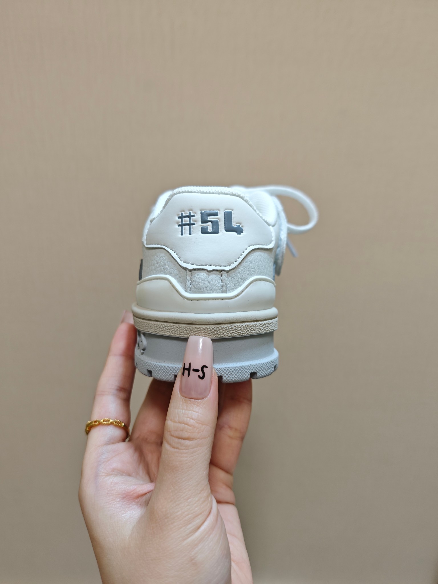 图片[3]-降🔗LV Trainer儿童镂空网面板鞋🎀 尺码：26-37码! 👟舒适透气，轻盈步伐👟 这款板鞋采用优质材料制作，既保证了穿着的舒适度，又让小脚丫能自由呼吸。轻盈的设计让孩子们无论是跑跳还是漫步都能感受到轻松自在，完美适应他们的活泼天性。 🌈缤纷色彩，点亮每一步🌈 LV Trainer儿童板鞋不仅有经典的黑白配色，还有各种鲜艳夺目的色彩选择。从活泼的荧光绿到梦幻的樱花粉，每一种颜色都能点亮孩子的日常，成为他们个性的表达。 ✨安全设计，守护每一次探索✨ 考虑到孩子们的好奇心和探险欲，这款板鞋特别加强了鞋底的抓地力，提供更好的稳定性，即使在户外游戏中也能稳固站立，减少摔倒的风险。 🎉细节之处，尽显匠心品质🎉 从鞋带的可调节设计到易于穿脱的魔术贴，每一个细节都精心考量，旨在带给孩子们更加便捷舒适的体验。同时，精致的LV LOGO和标志性的花纹，无疑彰显了品牌独特的时尚态度。-选品中心