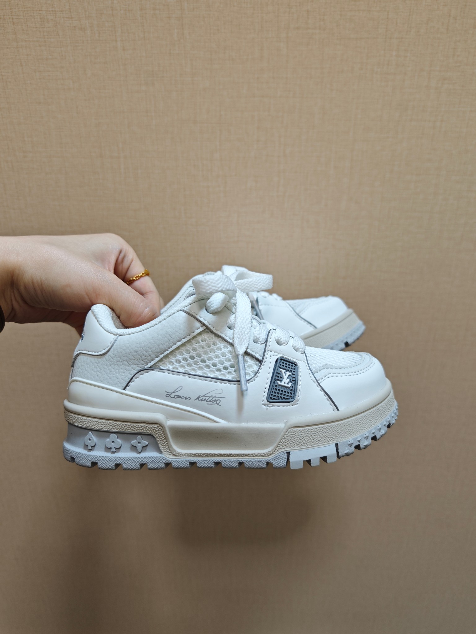 图片[7]-降🔗LV Trainer儿童镂空网面板鞋🎀 尺码：26-37码! 👟舒适透气，轻盈步伐👟 这款板鞋采用优质材料制作，既保证了穿着的舒适度，又让小脚丫能自由呼吸。轻盈的设计让孩子们无论是跑跳还是漫步都能感受到轻松自在，完美适应他们的活泼天性。 🌈缤纷色彩，点亮每一步🌈 LV Trainer儿童板鞋不仅有经典的黑白配色，还有各种鲜艳夺目的色彩选择。从活泼的荧光绿到梦幻的樱花粉，每一种颜色都能点亮孩子的日常，成为他们个性的表达。 ✨安全设计，守护每一次探索✨ 考虑到孩子们的好奇心和探险欲，这款板鞋特别加强了鞋底的抓地力，提供更好的稳定性，即使在户外游戏中也能稳固站立，减少摔倒的风险。 🎉细节之处，尽显匠心品质🎉 从鞋带的可调节设计到易于穿脱的魔术贴，每一个细节都精心考量，旨在带给孩子们更加便捷舒适的体验。同时，精致的LV LOGO和标志性的花纹，无疑彰显了品牌独特的时尚态度。-选品中心