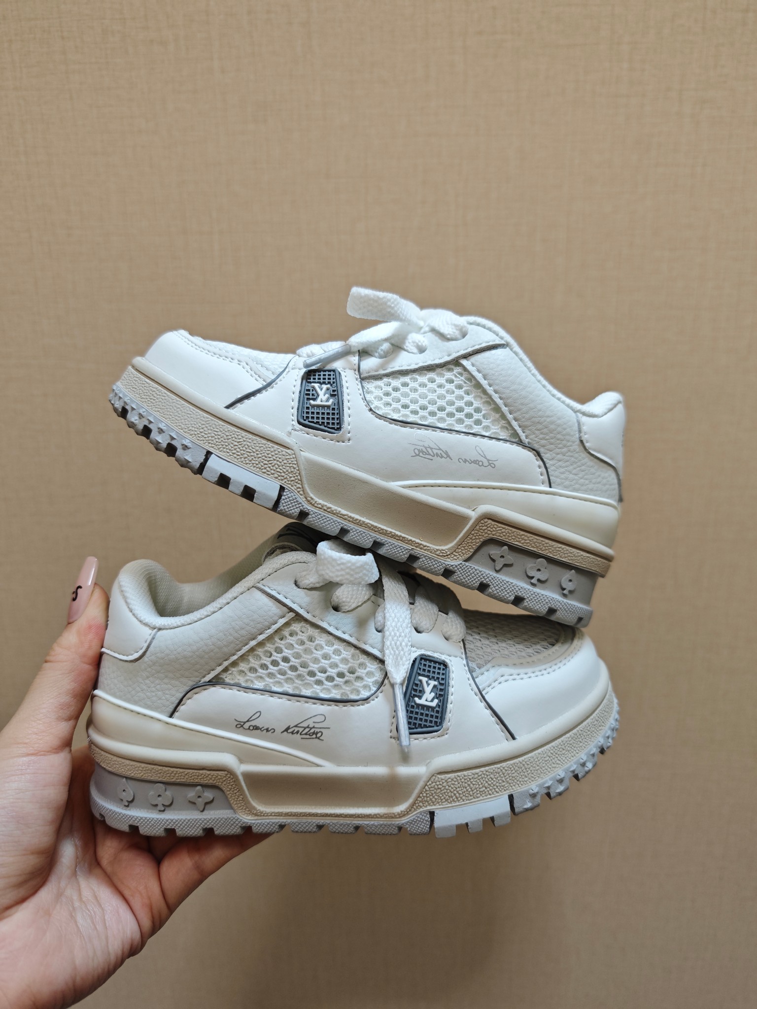 图片[8]-降🔗LV Trainer儿童镂空网面板鞋🎀 尺码：26-37码! 👟舒适透气，轻盈步伐👟 这款板鞋采用优质材料制作，既保证了穿着的舒适度，又让小脚丫能自由呼吸。轻盈的设计让孩子们无论是跑跳还是漫步都能感受到轻松自在，完美适应他们的活泼天性。 🌈缤纷色彩，点亮每一步🌈 LV Trainer儿童板鞋不仅有经典的黑白配色，还有各种鲜艳夺目的色彩选择。从活泼的荧光绿到梦幻的樱花粉，每一种颜色都能点亮孩子的日常，成为他们个性的表达。 ✨安全设计，守护每一次探索✨ 考虑到孩子们的好奇心和探险欲，这款板鞋特别加强了鞋底的抓地力，提供更好的稳定性，即使在户外游戏中也能稳固站立，减少摔倒的风险。 🎉细节之处，尽显匠心品质🎉 从鞋带的可调节设计到易于穿脱的魔术贴，每一个细节都精心考量，旨在带给孩子们更加便捷舒适的体验。同时，精致的LV LOGO和标志性的花纹，无疑彰显了品牌独特的时尚态度。-选品中心