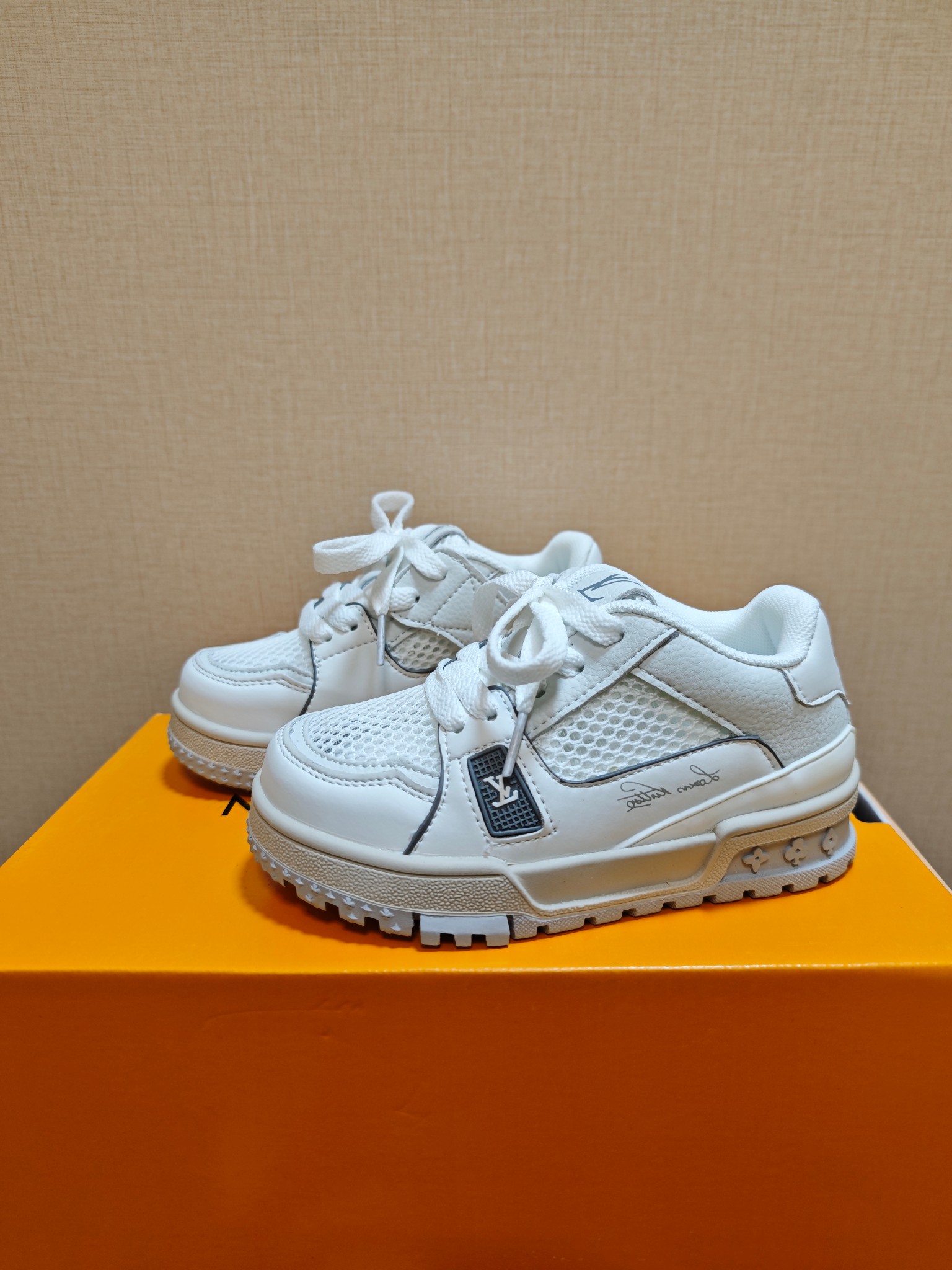 图片[9]-降🔗LV Trainer儿童镂空网面板鞋🎀 尺码：26-37码! 👟舒适透气，轻盈步伐👟 这款板鞋采用优质材料制作，既保证了穿着的舒适度，又让小脚丫能自由呼吸。轻盈的设计让孩子们无论是跑跳还是漫步都能感受到轻松自在，完美适应他们的活泼天性。 🌈缤纷色彩，点亮每一步🌈 LV Trainer儿童板鞋不仅有经典的黑白配色，还有各种鲜艳夺目的色彩选择。从活泼的荧光绿到梦幻的樱花粉，每一种颜色都能点亮孩子的日常，成为他们个性的表达。 ✨安全设计，守护每一次探索✨ 考虑到孩子们的好奇心和探险欲，这款板鞋特别加强了鞋底的抓地力，提供更好的稳定性，即使在户外游戏中也能稳固站立，减少摔倒的风险。 🎉细节之处，尽显匠心品质🎉 从鞋带的可调节设计到易于穿脱的魔术贴，每一个细节都精心考量，旨在带给孩子们更加便捷舒适的体验。同时，精致的LV LOGO和标志性的花纹，无疑彰显了品牌独特的时尚态度。-选品中心