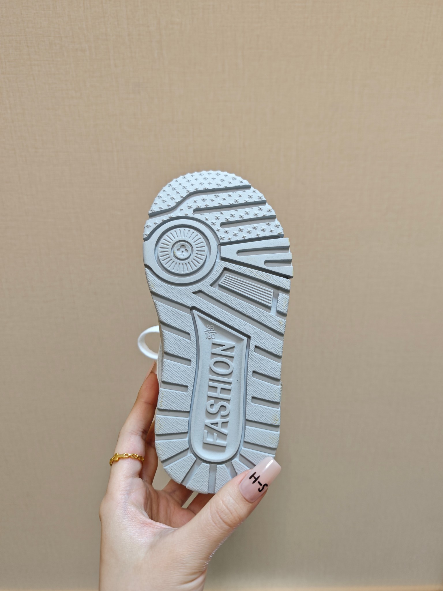 图片[6]-降🔗LV Trainer儿童镂空网面板鞋🎀 尺码：26-37码! 👟舒适透气，轻盈步伐👟 这款板鞋采用优质材料制作，既保证了穿着的舒适度，又让小脚丫能自由呼吸。轻盈的设计让孩子们无论是跑跳还是漫步都能感受到轻松自在，完美适应他们的活泼天性。 🌈缤纷色彩，点亮每一步🌈 LV Trainer儿童板鞋不仅有经典的黑白配色，还有各种鲜艳夺目的色彩选择。从活泼的荧光绿到梦幻的樱花粉，每一种颜色都能点亮孩子的日常，成为他们个性的表达。 ✨安全设计，守护每一次探索✨ 考虑到孩子们的好奇心和探险欲，这款板鞋特别加强了鞋底的抓地力，提供更好的稳定性，即使在户外游戏中也能稳固站立，减少摔倒的风险。 🎉细节之处，尽显匠心品质🎉 从鞋带的可调节设计到易于穿脱的魔术贴，每一个细节都精心考量，旨在带给孩子们更加便捷舒适的体验。同时，精致的LV LOGO和标志性的花纹，无疑彰显了品牌独特的时尚态度。-选品中心