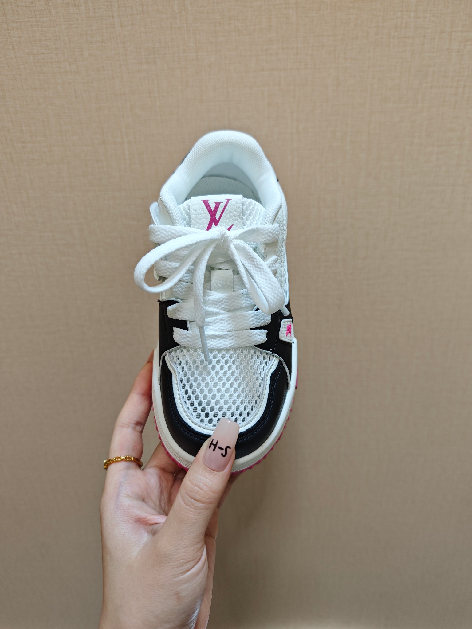 图片[4]-降🔗LV Trainer儿童镂空网面板鞋🎀 尺码：26-37码! 👟舒适透气，轻盈步伐👟 这款板鞋采用优质材料制作，既保证了穿着的舒适度，又让小脚丫能自由呼吸。轻盈的设计让孩子们无论是跑跳还是漫步都能感受到轻松自在，完美适应他们的活泼天性。 🌈缤纷色彩，点亮每一步🌈 LV Trainer儿童板鞋不仅有经典的黑白配色，还有各种鲜艳夺目的色彩选择。从活泼的荧光绿到梦幻的樱花粉，每一种颜色都能点亮孩子的日常，成为他们个性的表达。 ✨安全设计，守护每一次探索✨ 考虑到孩子们的好奇心和探险欲，这款板鞋特别加强了鞋底的抓地力，提供更好的稳定性，即使在户外游戏中也能稳固站立，减少摔倒的风险。 🎉细节之处，尽显匠心品质🎉 从鞋带的可调节设计到易于穿脱的魔术贴，每一个细节都精心考量，旨在带给孩子们更加便捷舒适的体验。同时，精致的LV LOGO和标志性的花纹，无疑彰显了品牌独特的时尚态度。-选品中心