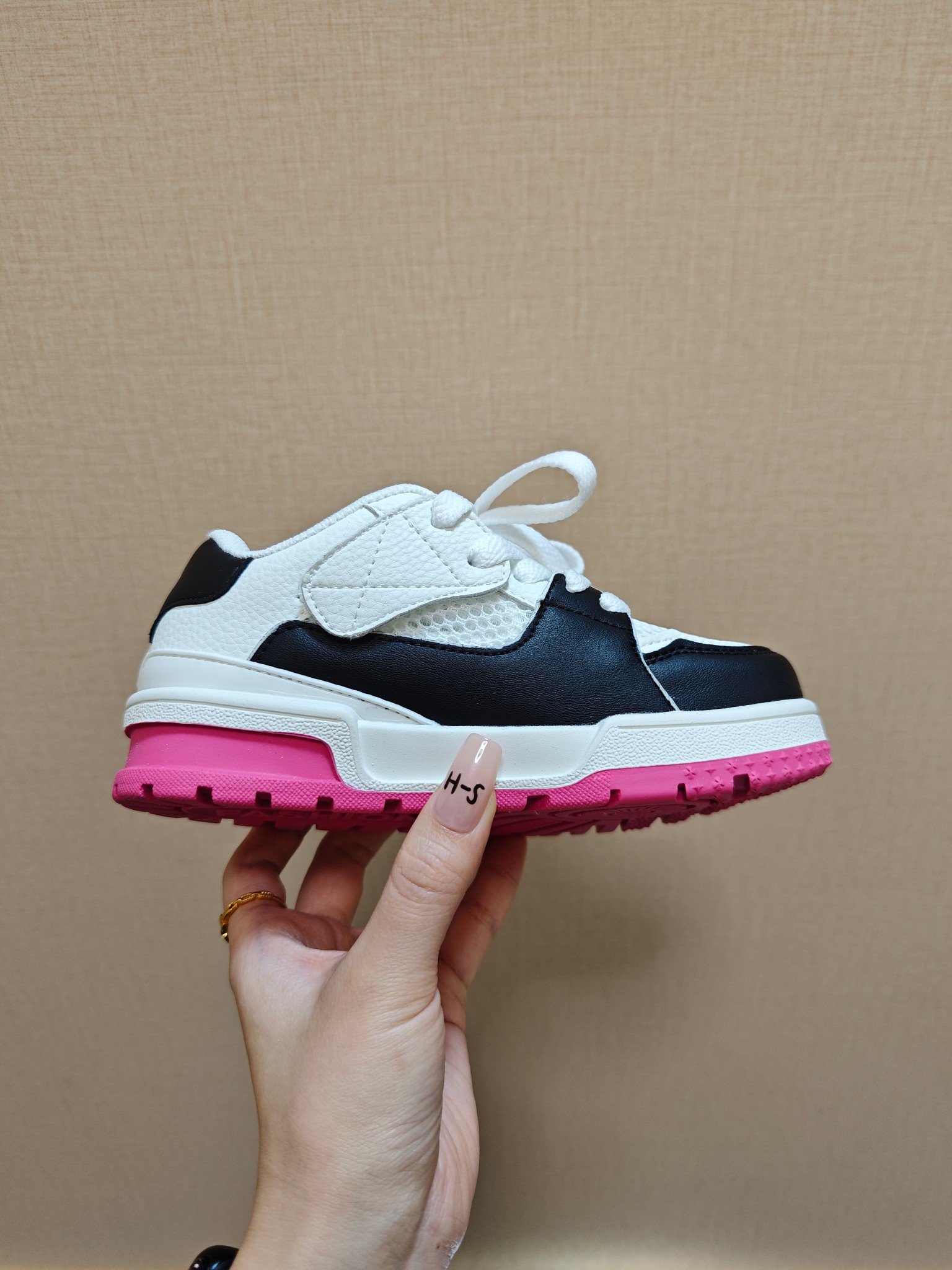 图片[3]-降🔗LV Trainer儿童镂空网面板鞋🎀 尺码：26-37码! 👟舒适透气，轻盈步伐👟 这款板鞋采用优质材料制作，既保证了穿着的舒适度，又让小脚丫能自由呼吸。轻盈的设计让孩子们无论是跑跳还是漫步都能感受到轻松自在，完美适应他们的活泼天性。 🌈缤纷色彩，点亮每一步🌈 LV Trainer儿童板鞋不仅有经典的黑白配色，还有各种鲜艳夺目的色彩选择。从活泼的荧光绿到梦幻的樱花粉，每一种颜色都能点亮孩子的日常，成为他们个性的表达。 ✨安全设计，守护每一次探索✨ 考虑到孩子们的好奇心和探险欲，这款板鞋特别加强了鞋底的抓地力，提供更好的稳定性，即使在户外游戏中也能稳固站立，减少摔倒的风险。 🎉细节之处，尽显匠心品质🎉 从鞋带的可调节设计到易于穿脱的魔术贴，每一个细节都精心考量，旨在带给孩子们更加便捷舒适的体验。同时，精致的LV LOGO和标志性的花纹，无疑彰显了品牌独特的时尚态度。-选品中心