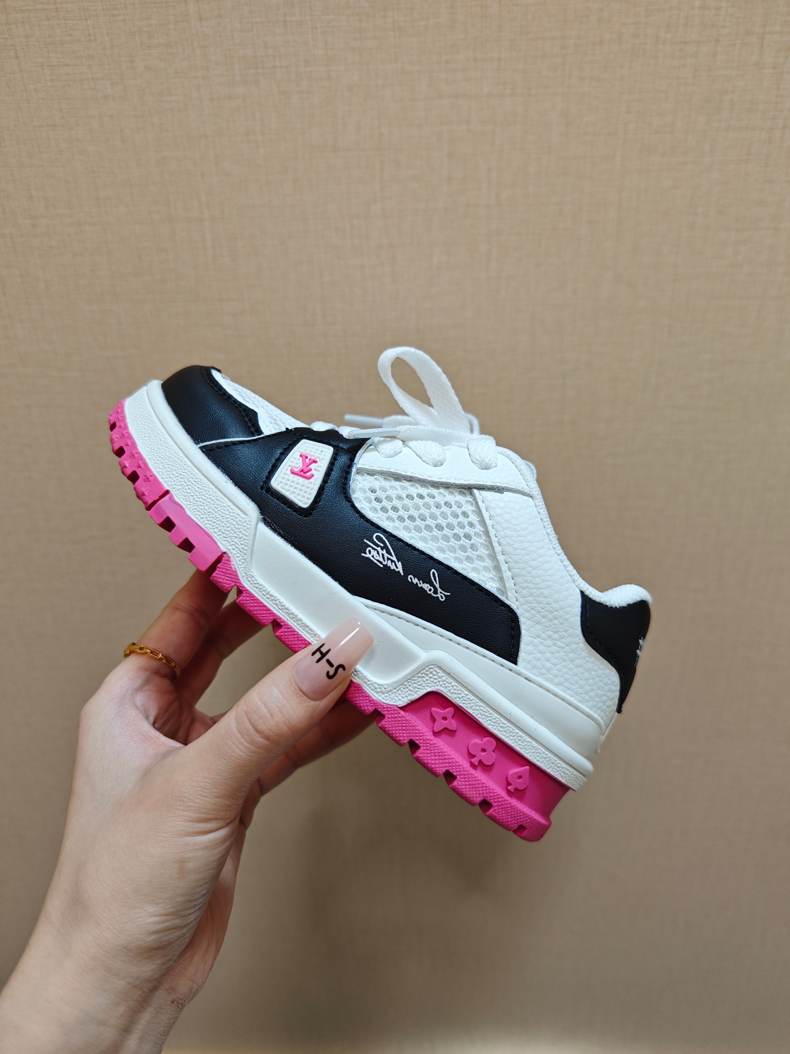 图片[2]-降🔗LV Trainer儿童镂空网面板鞋🎀 尺码：26-37码! 👟舒适透气，轻盈步伐👟 这款板鞋采用优质材料制作，既保证了穿着的舒适度，又让小脚丫能自由呼吸。轻盈的设计让孩子们无论是跑跳还是漫步都能感受到轻松自在，完美适应他们的活泼天性。 🌈缤纷色彩，点亮每一步🌈 LV Trainer儿童板鞋不仅有经典的黑白配色，还有各种鲜艳夺目的色彩选择。从活泼的荧光绿到梦幻的樱花粉，每一种颜色都能点亮孩子的日常，成为他们个性的表达。 ✨安全设计，守护每一次探索✨ 考虑到孩子们的好奇心和探险欲，这款板鞋特别加强了鞋底的抓地力，提供更好的稳定性，即使在户外游戏中也能稳固站立，减少摔倒的风险。 🎉细节之处，尽显匠心品质🎉 从鞋带的可调节设计到易于穿脱的魔术贴，每一个细节都精心考量，旨在带给孩子们更加便捷舒适的体验。同时，精致的LV LOGO和标志性的花纹，无疑彰显了品牌独特的时尚态度。-选品中心