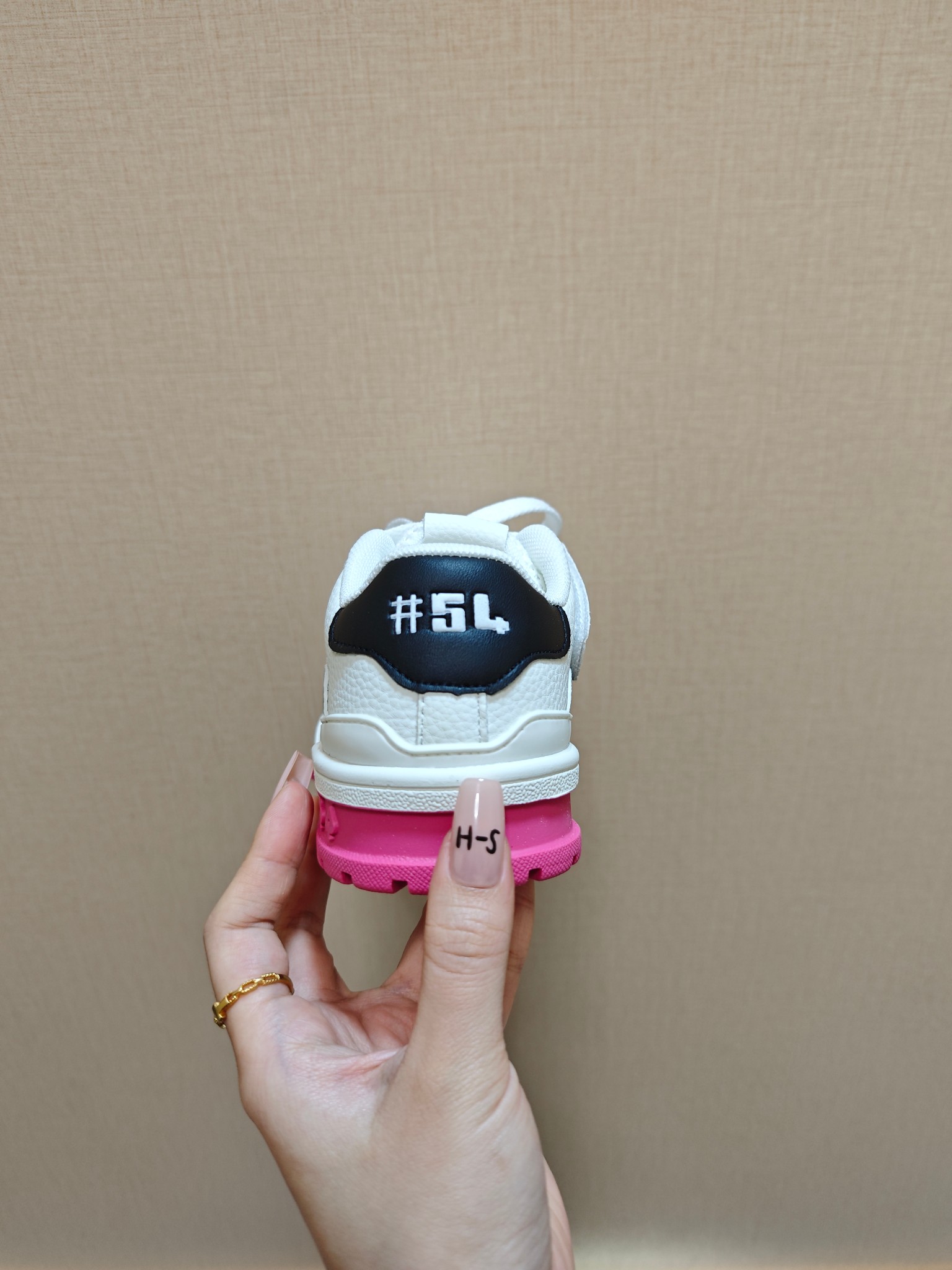 图片[5]-降🔗LV Trainer儿童镂空网面板鞋🎀 尺码：26-37码! 👟舒适透气，轻盈步伐👟 这款板鞋采用优质材料制作，既保证了穿着的舒适度，又让小脚丫能自由呼吸。轻盈的设计让孩子们无论是跑跳还是漫步都能感受到轻松自在，完美适应他们的活泼天性。 🌈缤纷色彩，点亮每一步🌈 LV Trainer儿童板鞋不仅有经典的黑白配色，还有各种鲜艳夺目的色彩选择。从活泼的荧光绿到梦幻的樱花粉，每一种颜色都能点亮孩子的日常，成为他们个性的表达。 ✨安全设计，守护每一次探索✨ 考虑到孩子们的好奇心和探险欲，这款板鞋特别加强了鞋底的抓地力，提供更好的稳定性，即使在户外游戏中也能稳固站立，减少摔倒的风险。 🎉细节之处，尽显匠心品质🎉 从鞋带的可调节设计到易于穿脱的魔术贴，每一个细节都精心考量，旨在带给孩子们更加便捷舒适的体验。同时，精致的LV LOGO和标志性的花纹，无疑彰显了品牌独特的时尚态度。-选品中心