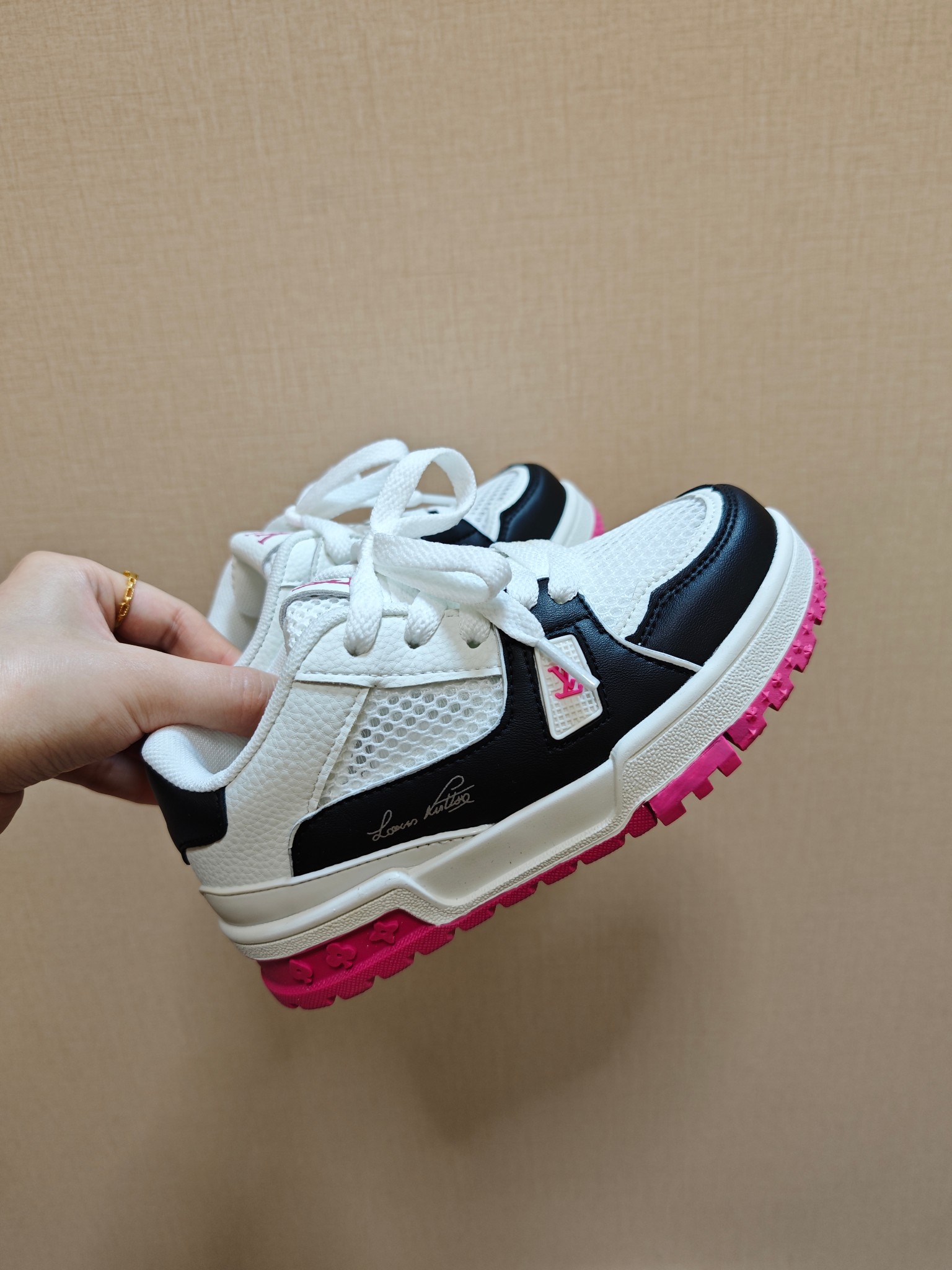 图片[7]-降🔗LV Trainer儿童镂空网面板鞋🎀 尺码：26-37码! 👟舒适透气，轻盈步伐👟 这款板鞋采用优质材料制作，既保证了穿着的舒适度，又让小脚丫能自由呼吸。轻盈的设计让孩子们无论是跑跳还是漫步都能感受到轻松自在，完美适应他们的活泼天性。 🌈缤纷色彩，点亮每一步🌈 LV Trainer儿童板鞋不仅有经典的黑白配色，还有各种鲜艳夺目的色彩选择。从活泼的荧光绿到梦幻的樱花粉，每一种颜色都能点亮孩子的日常，成为他们个性的表达。 ✨安全设计，守护每一次探索✨ 考虑到孩子们的好奇心和探险欲，这款板鞋特别加强了鞋底的抓地力，提供更好的稳定性，即使在户外游戏中也能稳固站立，减少摔倒的风险。 🎉细节之处，尽显匠心品质🎉 从鞋带的可调节设计到易于穿脱的魔术贴，每一个细节都精心考量，旨在带给孩子们更加便捷舒适的体验。同时，精致的LV LOGO和标志性的花纹，无疑彰显了品牌独特的时尚态度。-选品中心