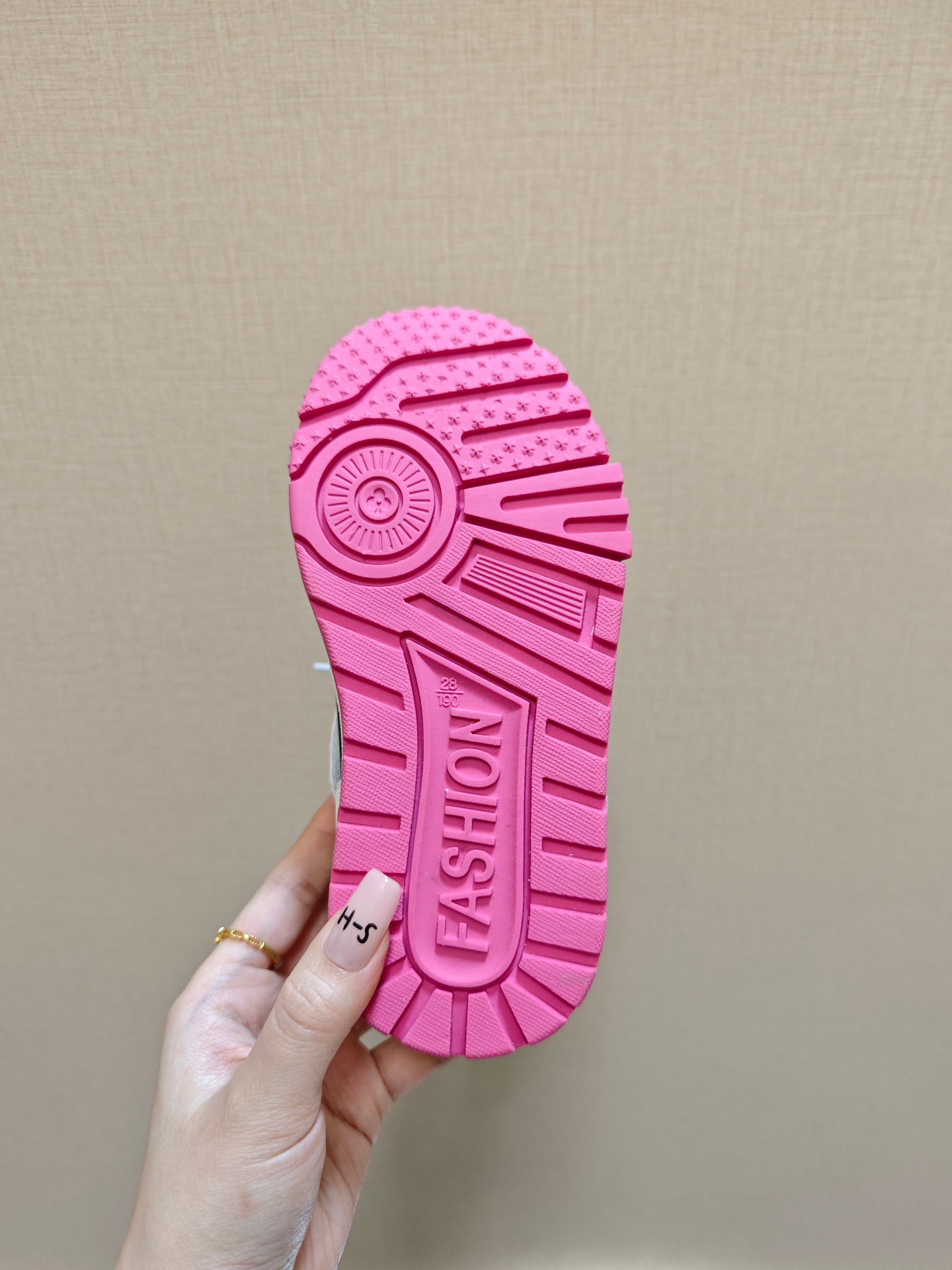 图片[6]-降🔗LV Trainer儿童镂空网面板鞋🎀 尺码：26-37码! 👟舒适透气，轻盈步伐👟 这款板鞋采用优质材料制作，既保证了穿着的舒适度，又让小脚丫能自由呼吸。轻盈的设计让孩子们无论是跑跳还是漫步都能感受到轻松自在，完美适应他们的活泼天性。 🌈缤纷色彩，点亮每一步🌈 LV Trainer儿童板鞋不仅有经典的黑白配色，还有各种鲜艳夺目的色彩选择。从活泼的荧光绿到梦幻的樱花粉，每一种颜色都能点亮孩子的日常，成为他们个性的表达。 ✨安全设计，守护每一次探索✨ 考虑到孩子们的好奇心和探险欲，这款板鞋特别加强了鞋底的抓地力，提供更好的稳定性，即使在户外游戏中也能稳固站立，减少摔倒的风险。 🎉细节之处，尽显匠心品质🎉 从鞋带的可调节设计到易于穿脱的魔术贴，每一个细节都精心考量，旨在带给孩子们更加便捷舒适的体验。同时，精致的LV LOGO和标志性的花纹，无疑彰显了品牌独特的时尚态度。-选品中心