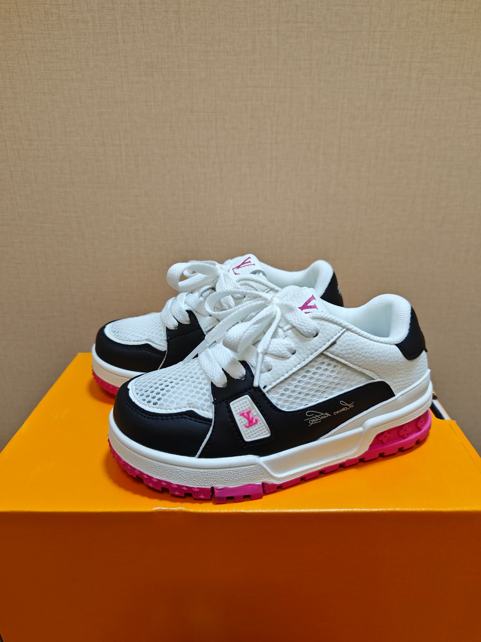 图片[9]-降🔗LV Trainer儿童镂空网面板鞋🎀 尺码：26-37码! 👟舒适透气，轻盈步伐👟 这款板鞋采用优质材料制作，既保证了穿着的舒适度，又让小脚丫能自由呼吸。轻盈的设计让孩子们无论是跑跳还是漫步都能感受到轻松自在，完美适应他们的活泼天性。 🌈缤纷色彩，点亮每一步🌈 LV Trainer儿童板鞋不仅有经典的黑白配色，还有各种鲜艳夺目的色彩选择。从活泼的荧光绿到梦幻的樱花粉，每一种颜色都能点亮孩子的日常，成为他们个性的表达。 ✨安全设计，守护每一次探索✨ 考虑到孩子们的好奇心和探险欲，这款板鞋特别加强了鞋底的抓地力，提供更好的稳定性，即使在户外游戏中也能稳固站立，减少摔倒的风险。 🎉细节之处，尽显匠心品质🎉 从鞋带的可调节设计到易于穿脱的魔术贴，每一个细节都精心考量，旨在带给孩子们更加便捷舒适的体验。同时，精致的LV LOGO和标志性的花纹，无疑彰显了品牌独特的时尚态度。-选品中心