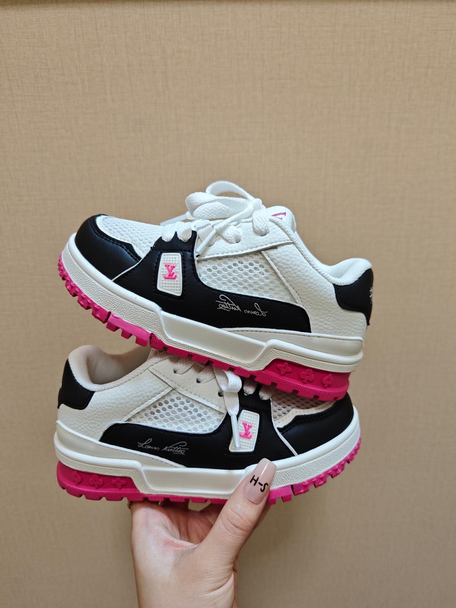 图片[8]-降🔗LV Trainer儿童镂空网面板鞋🎀 尺码：26-37码! 👟舒适透气，轻盈步伐👟 这款板鞋采用优质材料制作，既保证了穿着的舒适度，又让小脚丫能自由呼吸。轻盈的设计让孩子们无论是跑跳还是漫步都能感受到轻松自在，完美适应他们的活泼天性。 🌈缤纷色彩，点亮每一步🌈 LV Trainer儿童板鞋不仅有经典的黑白配色，还有各种鲜艳夺目的色彩选择。从活泼的荧光绿到梦幻的樱花粉，每一种颜色都能点亮孩子的日常，成为他们个性的表达。 ✨安全设计，守护每一次探索✨ 考虑到孩子们的好奇心和探险欲，这款板鞋特别加强了鞋底的抓地力，提供更好的稳定性，即使在户外游戏中也能稳固站立，减少摔倒的风险。 🎉细节之处，尽显匠心品质🎉 从鞋带的可调节设计到易于穿脱的魔术贴，每一个细节都精心考量，旨在带给孩子们更加便捷舒适的体验。同时，精致的LV LOGO和标志性的花纹，无疑彰显了品牌独特的时尚态度。-选品中心