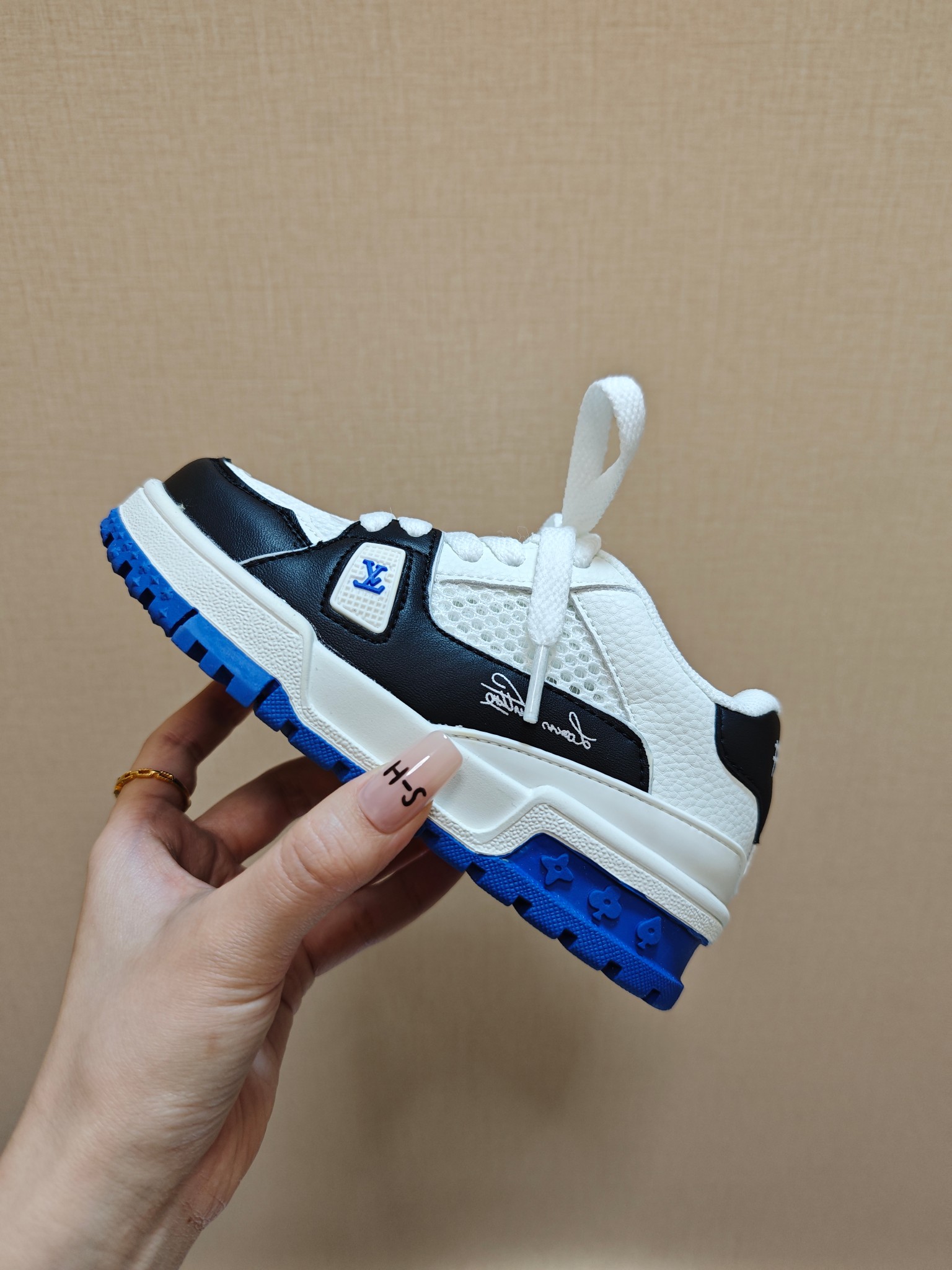 图片[2]-降🔗LV Trainer儿童镂空网面板鞋🎀 尺码：26-37码! 👟舒适透气，轻盈步伐👟 这款板鞋采用优质材料制作，既保证了穿着的舒适度，又让小脚丫能自由呼吸。轻盈的设计让孩子们无论是跑跳还是漫步都能感受到轻松自在，完美适应他们的活泼天性。 🌈缤纷色彩，点亮每一步🌈 LV Trainer儿童板鞋不仅有经典的黑白配色，还有各种鲜艳夺目的色彩选择。从活泼的荧光绿到梦幻的樱花粉，每一种颜色都能点亮孩子的日常，成为他们个性的表达。 ✨安全设计，守护每一次探索✨ 考虑到孩子们的好奇心和探险欲，这款板鞋特别加强了鞋底的抓地力，提供更好的稳定性，即使在户外游戏中也能稳固站立，减少摔倒的风险。 🎉细节之处，尽显匠心品质🎉 从鞋带的可调节设计到易于穿脱的魔术贴，每一个细节都精心考量，旨在带给孩子们更加便捷舒适的体验。同时，精致的LV LOGO和标志性的花纹，无疑彰显了品牌独特的时尚态度。-选品中心