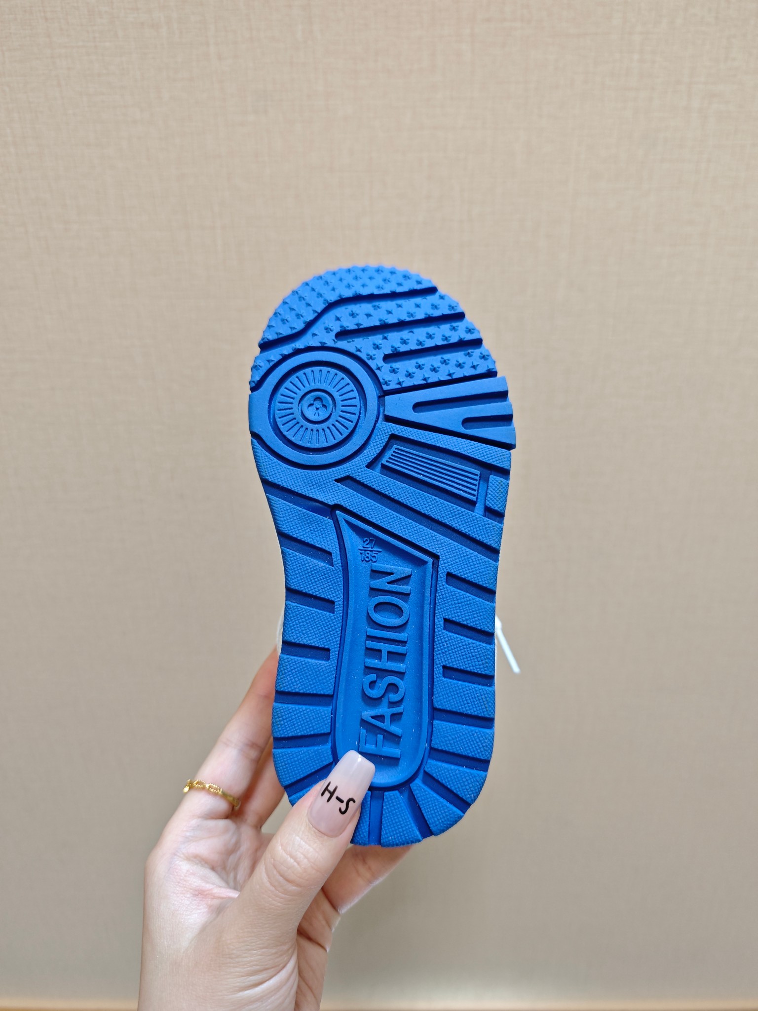 图片[5]-降🔗LV Trainer儿童镂空网面板鞋🎀 尺码：26-37码! 👟舒适透气，轻盈步伐👟 这款板鞋采用优质材料制作，既保证了穿着的舒适度，又让小脚丫能自由呼吸。轻盈的设计让孩子们无论是跑跳还是漫步都能感受到轻松自在，完美适应他们的活泼天性。 🌈缤纷色彩，点亮每一步🌈 LV Trainer儿童板鞋不仅有经典的黑白配色，还有各种鲜艳夺目的色彩选择。从活泼的荧光绿到梦幻的樱花粉，每一种颜色都能点亮孩子的日常，成为他们个性的表达。 ✨安全设计，守护每一次探索✨ 考虑到孩子们的好奇心和探险欲，这款板鞋特别加强了鞋底的抓地力，提供更好的稳定性，即使在户外游戏中也能稳固站立，减少摔倒的风险。 🎉细节之处，尽显匠心品质🎉 从鞋带的可调节设计到易于穿脱的魔术贴，每一个细节都精心考量，旨在带给孩子们更加便捷舒适的体验。同时，精致的LV LOGO和标志性的花纹，无疑彰显了品牌独特的时尚态度。-选品中心