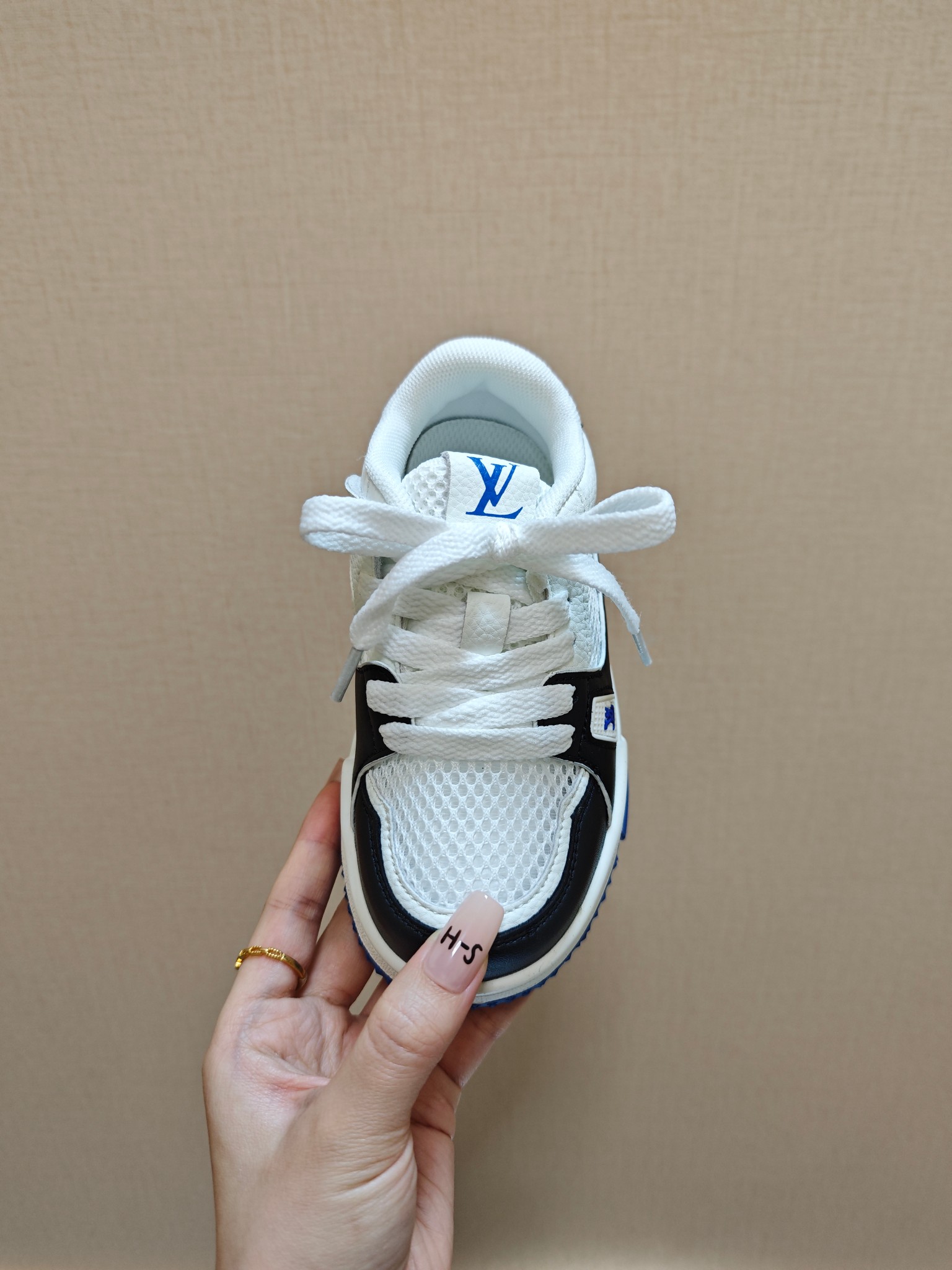 图片[4]-降🔗LV Trainer儿童镂空网面板鞋🎀 尺码：26-37码! 👟舒适透气，轻盈步伐👟 这款板鞋采用优质材料制作，既保证了穿着的舒适度，又让小脚丫能自由呼吸。轻盈的设计让孩子们无论是跑跳还是漫步都能感受到轻松自在，完美适应他们的活泼天性。 🌈缤纷色彩，点亮每一步🌈 LV Trainer儿童板鞋不仅有经典的黑白配色，还有各种鲜艳夺目的色彩选择。从活泼的荧光绿到梦幻的樱花粉，每一种颜色都能点亮孩子的日常，成为他们个性的表达。 ✨安全设计，守护每一次探索✨ 考虑到孩子们的好奇心和探险欲，这款板鞋特别加强了鞋底的抓地力，提供更好的稳定性，即使在户外游戏中也能稳固站立，减少摔倒的风险。 🎉细节之处，尽显匠心品质🎉 从鞋带的可调节设计到易于穿脱的魔术贴，每一个细节都精心考量，旨在带给孩子们更加便捷舒适的体验。同时，精致的LV LOGO和标志性的花纹，无疑彰显了品牌独特的时尚态度。-选品中心