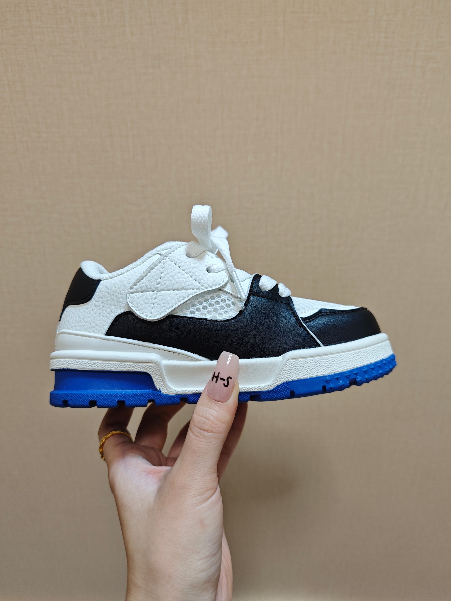 图片[3]-降🔗LV Trainer儿童镂空网面板鞋🎀 尺码：26-37码! 👟舒适透气，轻盈步伐👟 这款板鞋采用优质材料制作，既保证了穿着的舒适度，又让小脚丫能自由呼吸。轻盈的设计让孩子们无论是跑跳还是漫步都能感受到轻松自在，完美适应他们的活泼天性。 🌈缤纷色彩，点亮每一步🌈 LV Trainer儿童板鞋不仅有经典的黑白配色，还有各种鲜艳夺目的色彩选择。从活泼的荧光绿到梦幻的樱花粉，每一种颜色都能点亮孩子的日常，成为他们个性的表达。 ✨安全设计，守护每一次探索✨ 考虑到孩子们的好奇心和探险欲，这款板鞋特别加强了鞋底的抓地力，提供更好的稳定性，即使在户外游戏中也能稳固站立，减少摔倒的风险。 🎉细节之处，尽显匠心品质🎉 从鞋带的可调节设计到易于穿脱的魔术贴，每一个细节都精心考量，旨在带给孩子们更加便捷舒适的体验。同时，精致的LV LOGO和标志性的花纹，无疑彰显了品牌独特的时尚态度。-选品中心