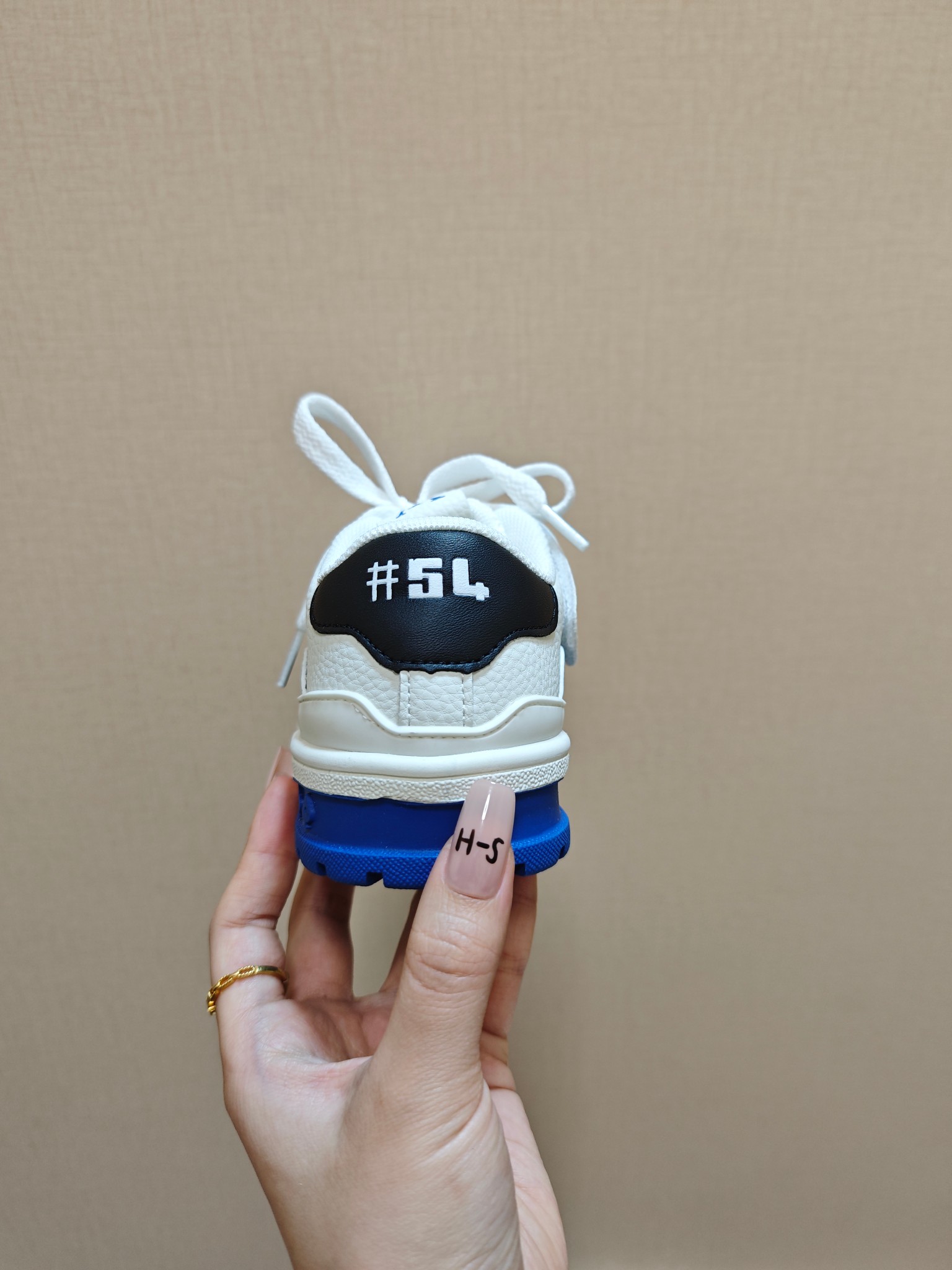 图片[6]-降🔗LV Trainer儿童镂空网面板鞋🎀 尺码：26-37码! 👟舒适透气，轻盈步伐👟 这款板鞋采用优质材料制作，既保证了穿着的舒适度，又让小脚丫能自由呼吸。轻盈的设计让孩子们无论是跑跳还是漫步都能感受到轻松自在，完美适应他们的活泼天性。 🌈缤纷色彩，点亮每一步🌈 LV Trainer儿童板鞋不仅有经典的黑白配色，还有各种鲜艳夺目的色彩选择。从活泼的荧光绿到梦幻的樱花粉，每一种颜色都能点亮孩子的日常，成为他们个性的表达。 ✨安全设计，守护每一次探索✨ 考虑到孩子们的好奇心和探险欲，这款板鞋特别加强了鞋底的抓地力，提供更好的稳定性，即使在户外游戏中也能稳固站立，减少摔倒的风险。 🎉细节之处，尽显匠心品质🎉 从鞋带的可调节设计到易于穿脱的魔术贴，每一个细节都精心考量，旨在带给孩子们更加便捷舒适的体验。同时，精致的LV LOGO和标志性的花纹，无疑彰显了品牌独特的时尚态度。-选品中心