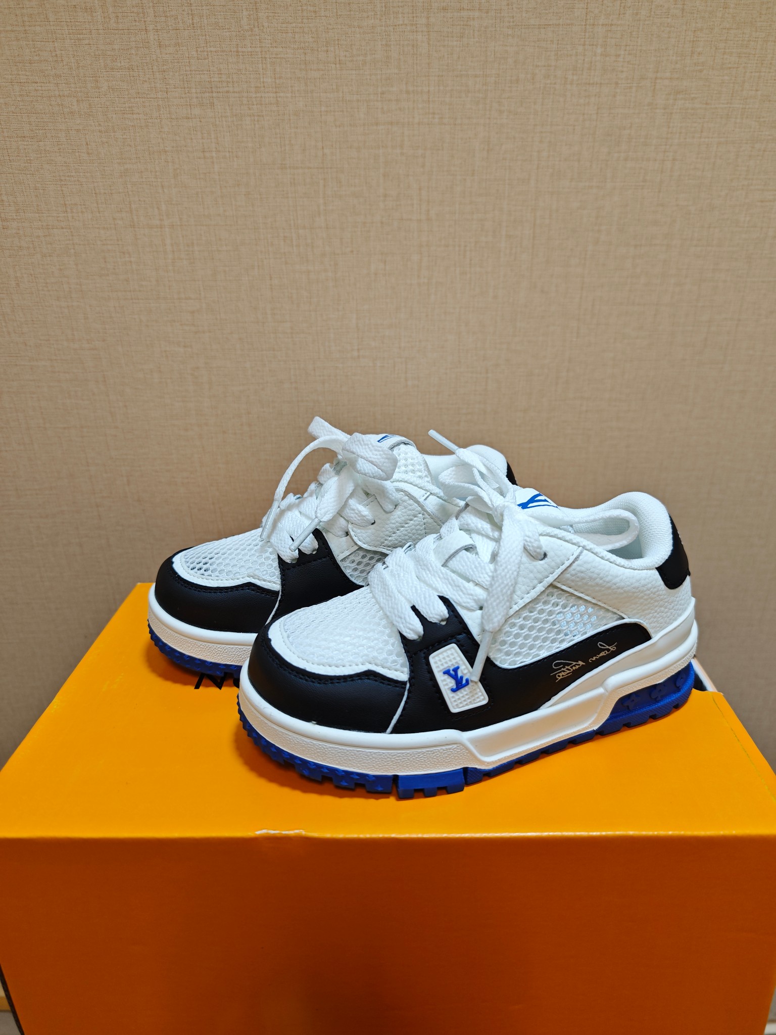 图片[9]-降🔗LV Trainer儿童镂空网面板鞋🎀 尺码：26-37码! 👟舒适透气，轻盈步伐👟 这款板鞋采用优质材料制作，既保证了穿着的舒适度，又让小脚丫能自由呼吸。轻盈的设计让孩子们无论是跑跳还是漫步都能感受到轻松自在，完美适应他们的活泼天性。 🌈缤纷色彩，点亮每一步🌈 LV Trainer儿童板鞋不仅有经典的黑白配色，还有各种鲜艳夺目的色彩选择。从活泼的荧光绿到梦幻的樱花粉，每一种颜色都能点亮孩子的日常，成为他们个性的表达。 ✨安全设计，守护每一次探索✨ 考虑到孩子们的好奇心和探险欲，这款板鞋特别加强了鞋底的抓地力，提供更好的稳定性，即使在户外游戏中也能稳固站立，减少摔倒的风险。 🎉细节之处，尽显匠心品质🎉 从鞋带的可调节设计到易于穿脱的魔术贴，每一个细节都精心考量，旨在带给孩子们更加便捷舒适的体验。同时，精致的LV LOGO和标志性的花纹，无疑彰显了品牌独特的时尚态度。-选品中心