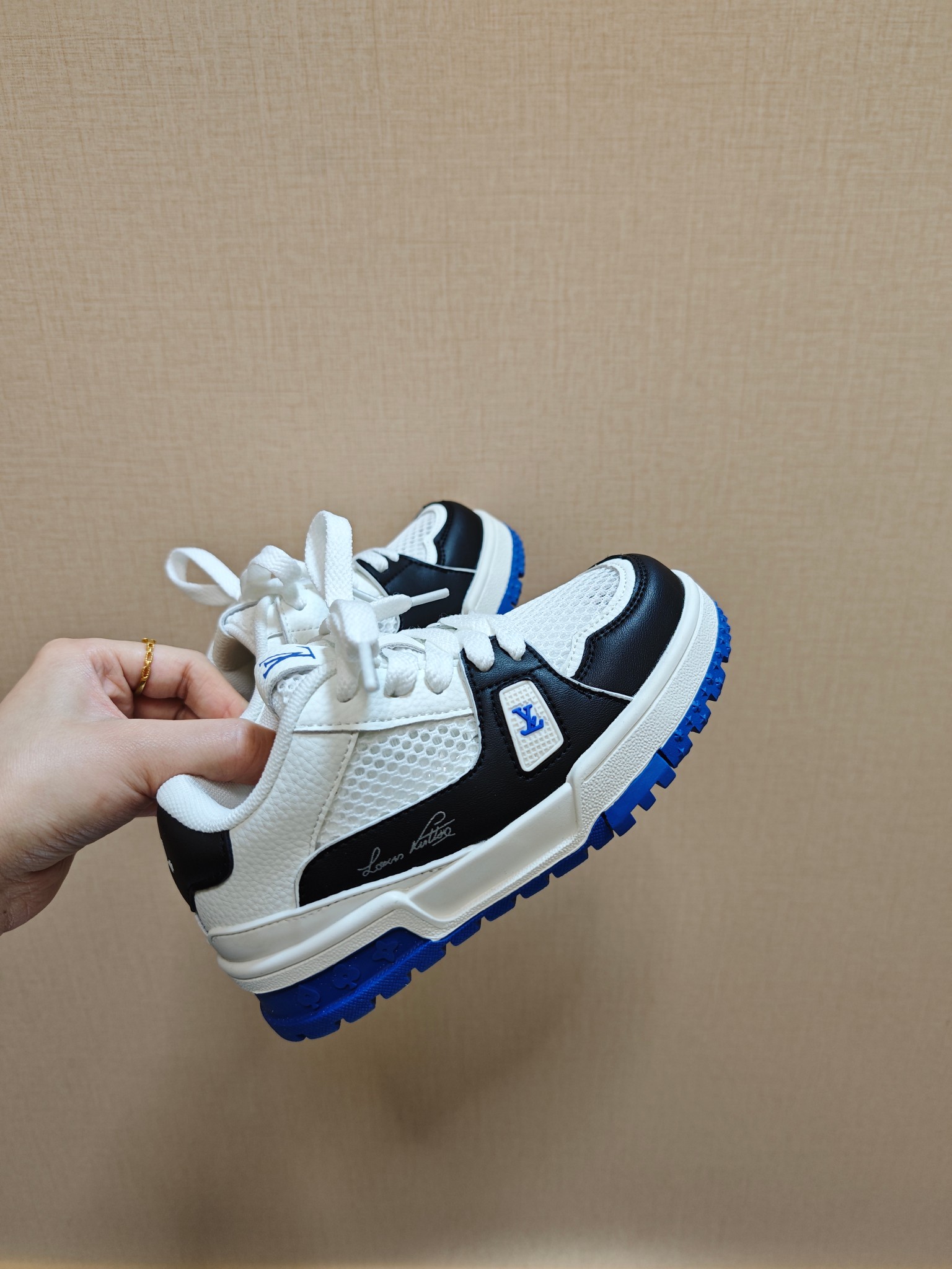 图片[7]-降🔗LV Trainer儿童镂空网面板鞋🎀 尺码：26-37码! 👟舒适透气，轻盈步伐👟 这款板鞋采用优质材料制作，既保证了穿着的舒适度，又让小脚丫能自由呼吸。轻盈的设计让孩子们无论是跑跳还是漫步都能感受到轻松自在，完美适应他们的活泼天性。 🌈缤纷色彩，点亮每一步🌈 LV Trainer儿童板鞋不仅有经典的黑白配色，还有各种鲜艳夺目的色彩选择。从活泼的荧光绿到梦幻的樱花粉，每一种颜色都能点亮孩子的日常，成为他们个性的表达。 ✨安全设计，守护每一次探索✨ 考虑到孩子们的好奇心和探险欲，这款板鞋特别加强了鞋底的抓地力，提供更好的稳定性，即使在户外游戏中也能稳固站立，减少摔倒的风险。 🎉细节之处，尽显匠心品质🎉 从鞋带的可调节设计到易于穿脱的魔术贴，每一个细节都精心考量，旨在带给孩子们更加便捷舒适的体验。同时，精致的LV LOGO和标志性的花纹，无疑彰显了品牌独特的时尚态度。-选品中心