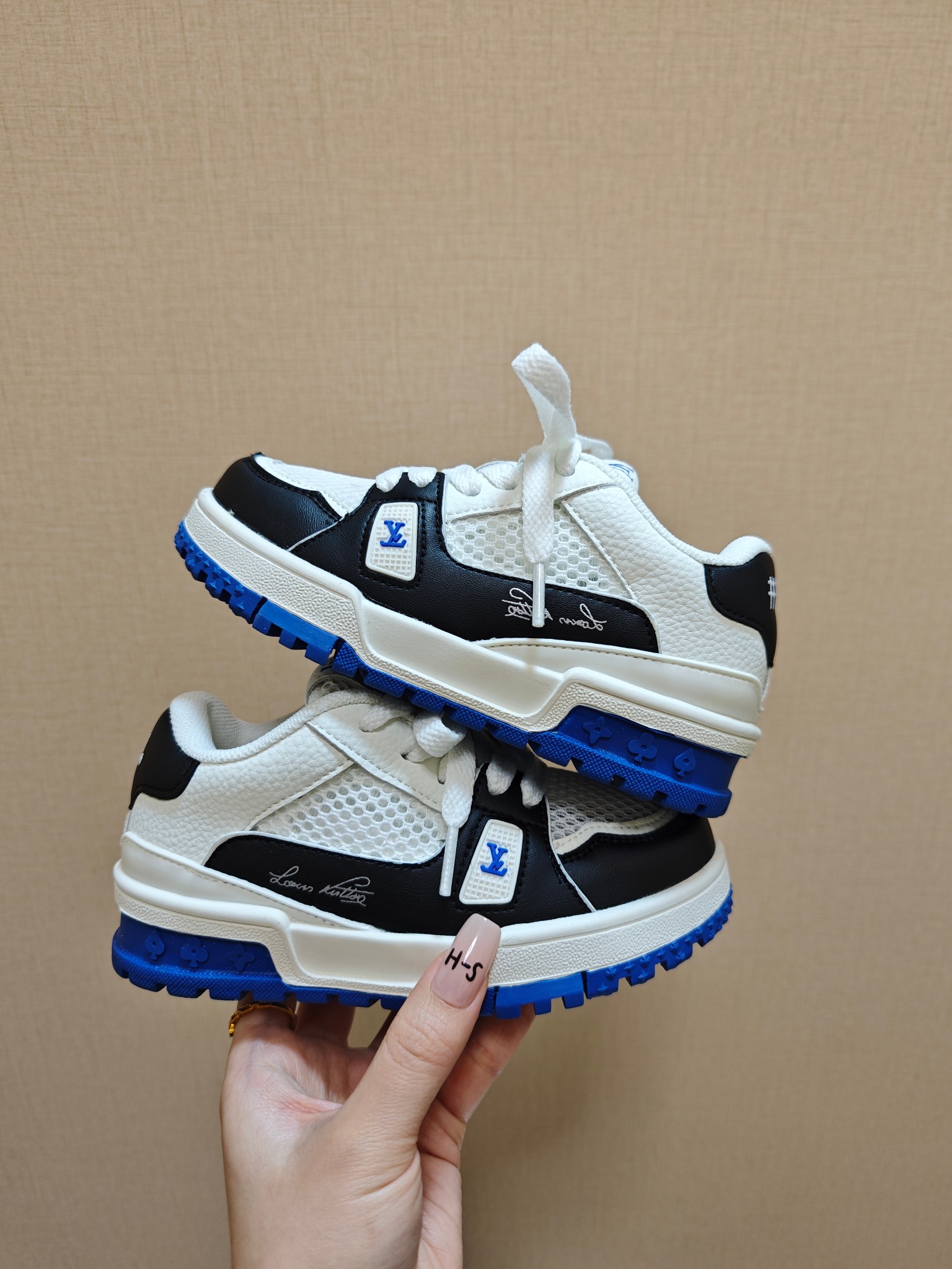 图片[8]-降🔗LV Trainer儿童镂空网面板鞋🎀 尺码：26-37码! 👟舒适透气，轻盈步伐👟 这款板鞋采用优质材料制作，既保证了穿着的舒适度，又让小脚丫能自由呼吸。轻盈的设计让孩子们无论是跑跳还是漫步都能感受到轻松自在，完美适应他们的活泼天性。 🌈缤纷色彩，点亮每一步🌈 LV Trainer儿童板鞋不仅有经典的黑白配色，还有各种鲜艳夺目的色彩选择。从活泼的荧光绿到梦幻的樱花粉，每一种颜色都能点亮孩子的日常，成为他们个性的表达。 ✨安全设计，守护每一次探索✨ 考虑到孩子们的好奇心和探险欲，这款板鞋特别加强了鞋底的抓地力，提供更好的稳定性，即使在户外游戏中也能稳固站立，减少摔倒的风险。 🎉细节之处，尽显匠心品质🎉 从鞋带的可调节设计到易于穿脱的魔术贴，每一个细节都精心考量，旨在带给孩子们更加便捷舒适的体验。同时，精致的LV LOGO和标志性的花纹，无疑彰显了品牌独特的时尚态度。-选品中心