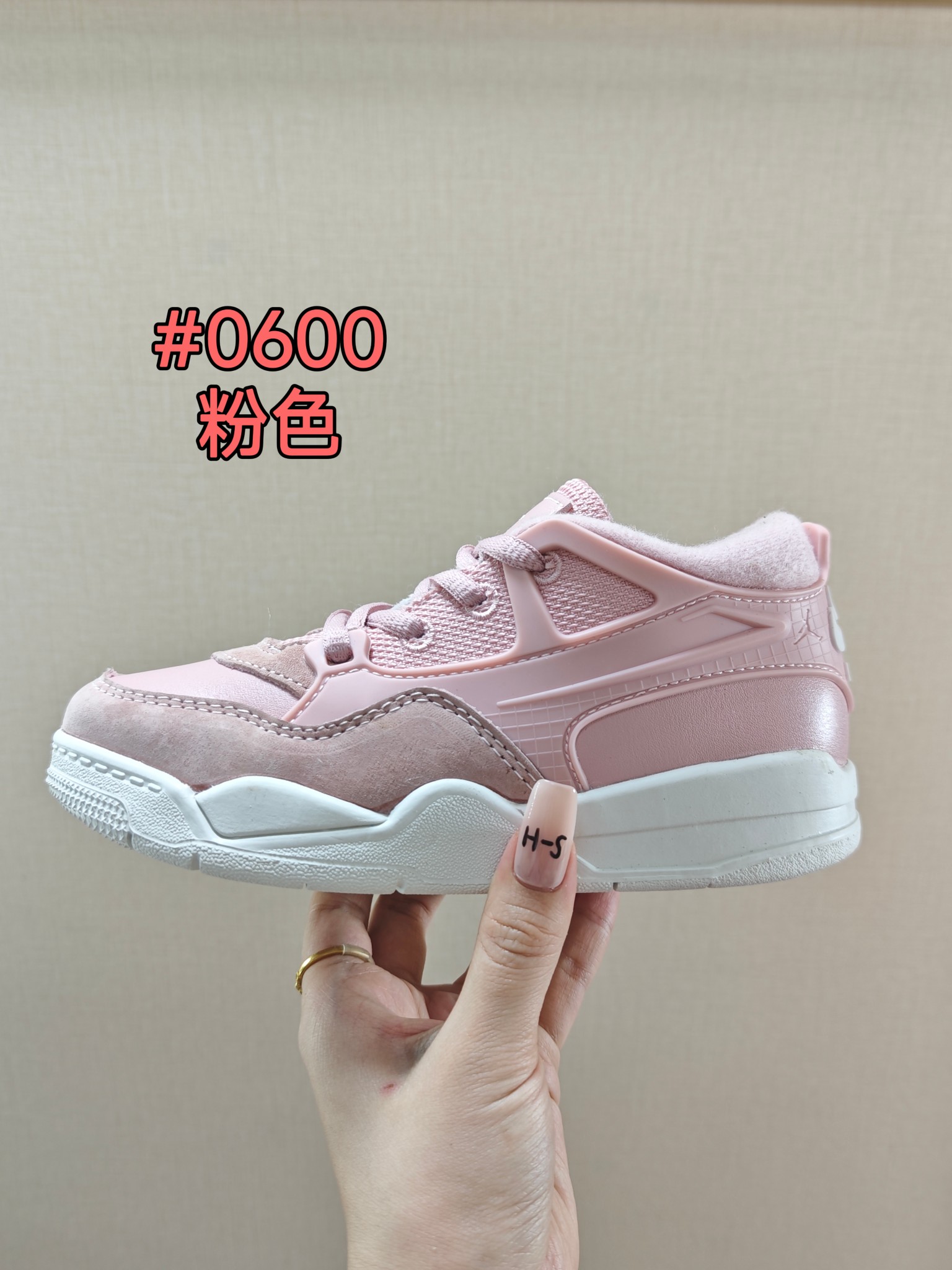 童鞋 【公司级耐克 新款 Nike Air Jordan 4 Retro OG 低帮 迈克尔·乔丹AJ4代乔4 复古休闲运动文化篮球鞋。秉承轻量化的速度型篮球鞋设计思想完成设计，降低重量的同时提升舒适度，中底延续前作使用了分离式后掌可视化 Air Sole气垫。鞋带孔和后跟鞋提以籃网为造型灵感，将篮球运动巧妙融入到鞋款的设计之中，使鞋身整体富有流动性、节奏感和优雅气质。 类型：男女童鞋 码数26-37-选品中心