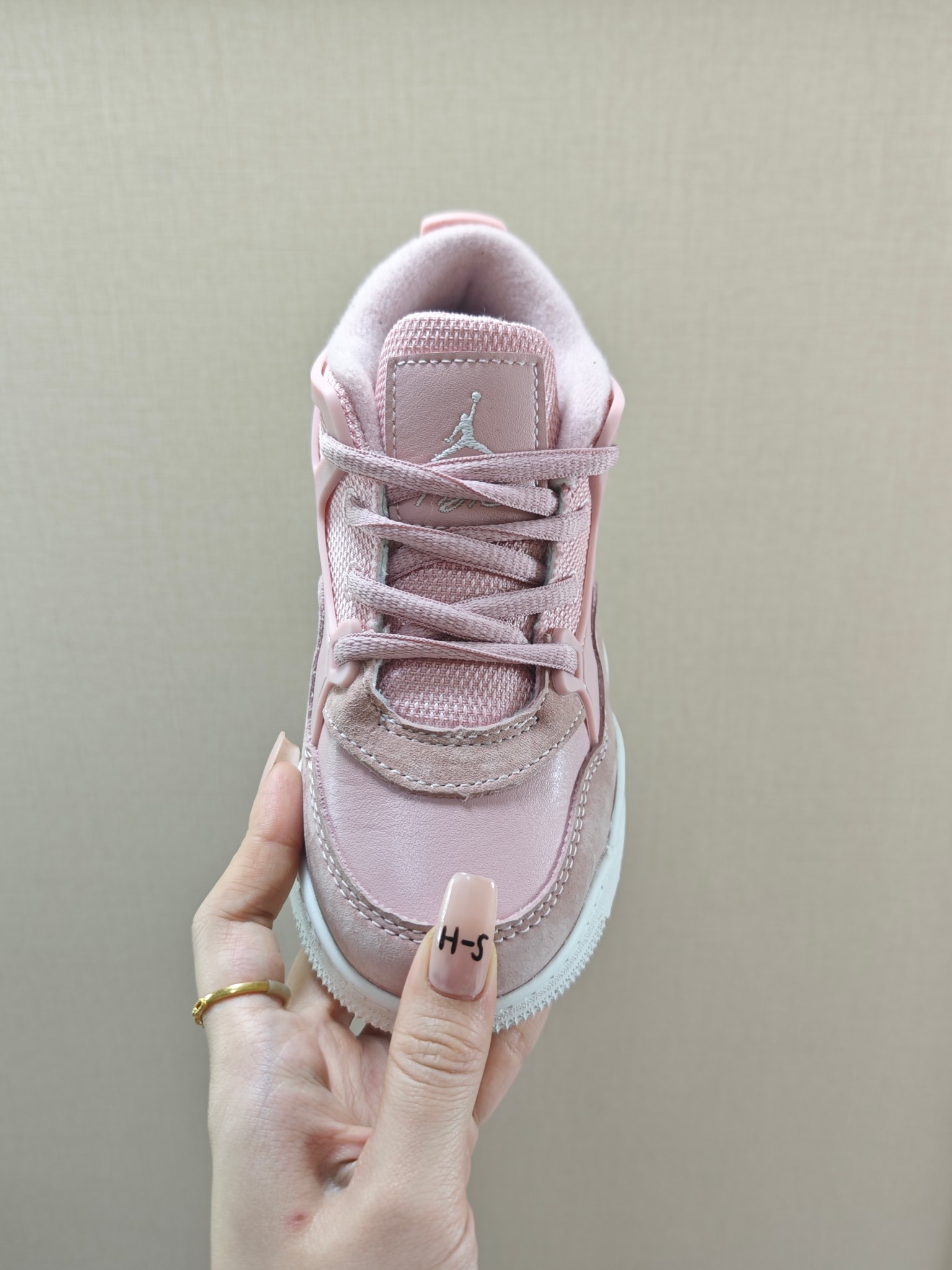 图片[5]-童鞋 【公司级耐克 新款 Nike Air Jordan 4 Retro OG 低帮 迈克尔·乔丹AJ4代乔4 复古休闲运动文化篮球鞋。秉承轻量化的速度型篮球鞋设计思想完成设计，降低重量的同时提升舒适度，中底延续前作使用了分离式后掌可视化 Air Sole气垫。鞋带孔和后跟鞋提以籃网为造型灵感，将篮球运动巧妙融入到鞋款的设计之中，使鞋身整体富有流动性、节奏感和优雅气质。 类型：男女童鞋 码数26-37-选品中心