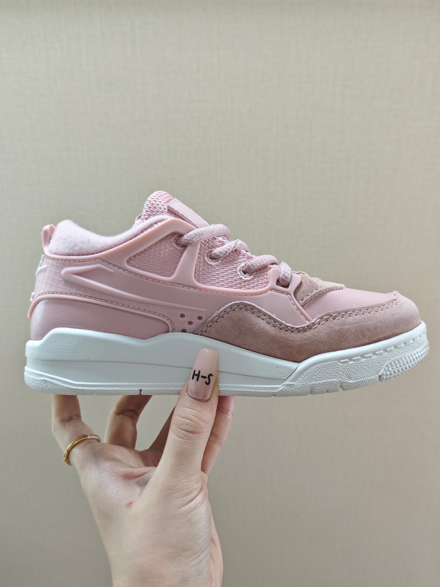 图片[3]-童鞋 【公司级耐克 新款 Nike Air Jordan 4 Retro OG 低帮 迈克尔·乔丹AJ4代乔4 复古休闲运动文化篮球鞋。秉承轻量化的速度型篮球鞋设计思想完成设计，降低重量的同时提升舒适度，中底延续前作使用了分离式后掌可视化 Air Sole气垫。鞋带孔和后跟鞋提以籃网为造型灵感，将篮球运动巧妙融入到鞋款的设计之中，使鞋身整体富有流动性、节奏感和优雅气质。 类型：男女童鞋 码数26-37-选品中心