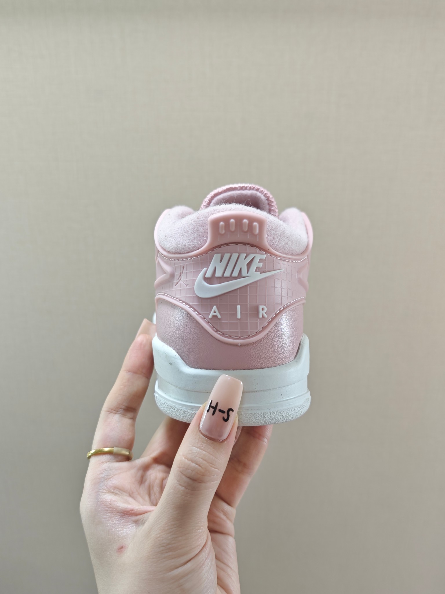 图片[4]-童鞋 【公司级耐克 新款 Nike Air Jordan 4 Retro OG 低帮 迈克尔·乔丹AJ4代乔4 复古休闲运动文化篮球鞋。秉承轻量化的速度型篮球鞋设计思想完成设计，降低重量的同时提升舒适度，中底延续前作使用了分离式后掌可视化 Air Sole气垫。鞋带孔和后跟鞋提以籃网为造型灵感，将篮球运动巧妙融入到鞋款的设计之中，使鞋身整体富有流动性、节奏感和优雅气质。 类型：男女童鞋 码数26-37-选品中心