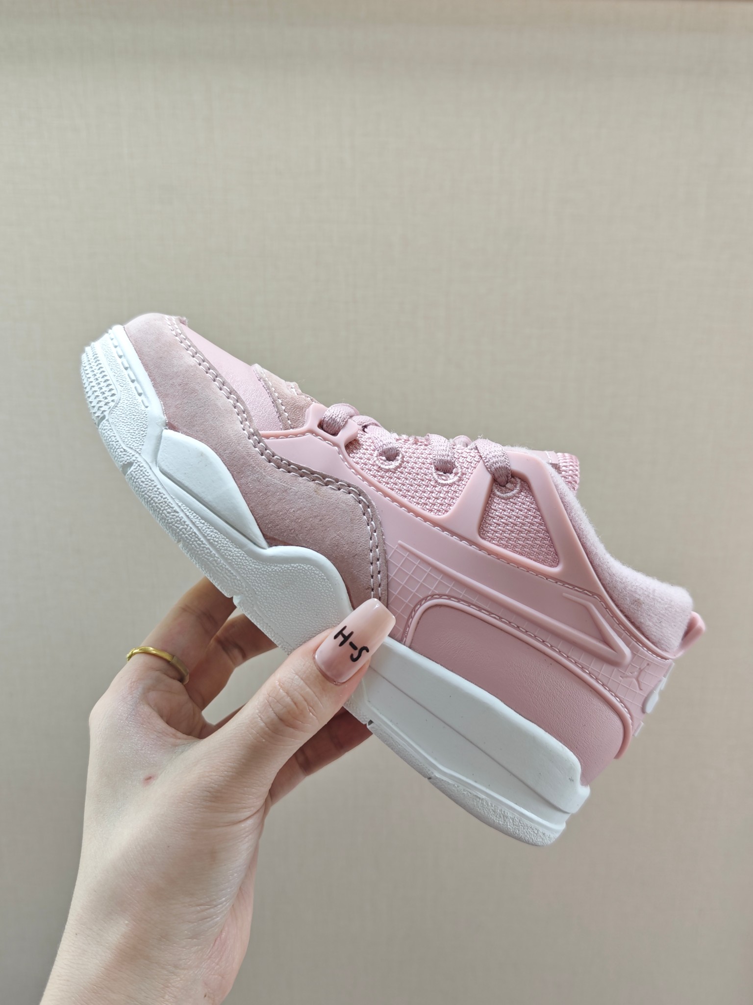 图片[2]-童鞋 【公司级耐克 新款 Nike Air Jordan 4 Retro OG 低帮 迈克尔·乔丹AJ4代乔4 复古休闲运动文化篮球鞋。秉承轻量化的速度型篮球鞋设计思想完成设计，降低重量的同时提升舒适度，中底延续前作使用了分离式后掌可视化 Air Sole气垫。鞋带孔和后跟鞋提以籃网为造型灵感，将篮球运动巧妙融入到鞋款的设计之中，使鞋身整体富有流动性、节奏感和优雅气质。 类型：男女童鞋 码数26-37-选品中心