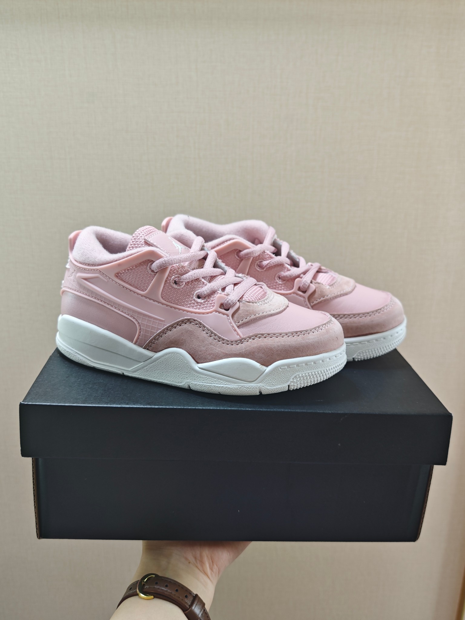 图片[9]-童鞋 【公司级耐克 新款 Nike Air Jordan 4 Retro OG 低帮 迈克尔·乔丹AJ4代乔4 复古休闲运动文化篮球鞋。秉承轻量化的速度型篮球鞋设计思想完成设计，降低重量的同时提升舒适度，中底延续前作使用了分离式后掌可视化 Air Sole气垫。鞋带孔和后跟鞋提以籃网为造型灵感，将篮球运动巧妙融入到鞋款的设计之中，使鞋身整体富有流动性、节奏感和优雅气质。 类型：男女童鞋 码数26-37-选品中心