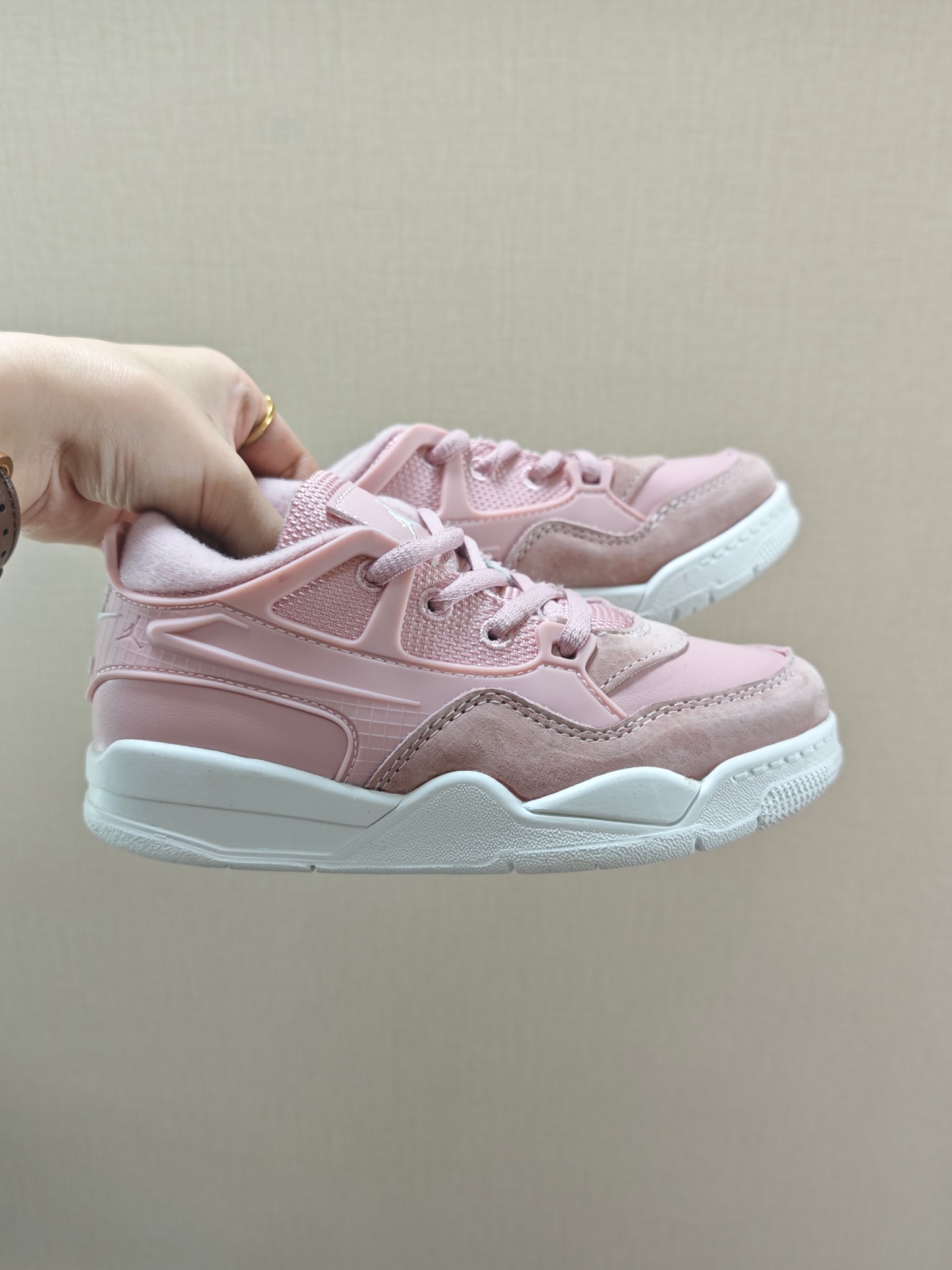 图片[8]-童鞋 【公司级耐克 新款 Nike Air Jordan 4 Retro OG 低帮 迈克尔·乔丹AJ4代乔4 复古休闲运动文化篮球鞋。秉承轻量化的速度型篮球鞋设计思想完成设计，降低重量的同时提升舒适度，中底延续前作使用了分离式后掌可视化 Air Sole气垫。鞋带孔和后跟鞋提以籃网为造型灵感，将篮球运动巧妙融入到鞋款的设计之中，使鞋身整体富有流动性、节奏感和优雅气质。 类型：男女童鞋 码数26-37-选品中心