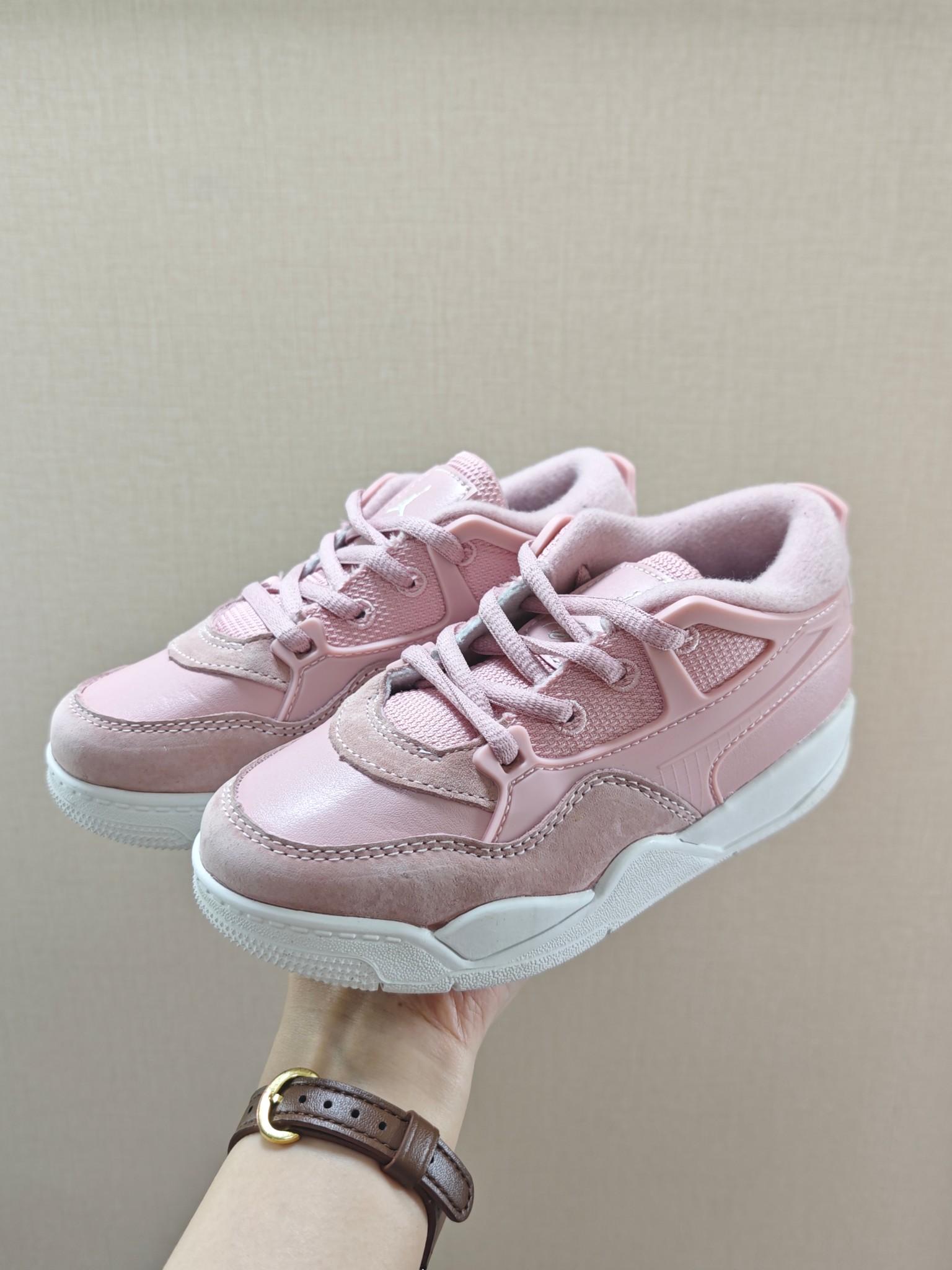 图片[7]-童鞋 【公司级耐克 新款 Nike Air Jordan 4 Retro OG 低帮 迈克尔·乔丹AJ4代乔4 复古休闲运动文化篮球鞋。秉承轻量化的速度型篮球鞋设计思想完成设计，降低重量的同时提升舒适度，中底延续前作使用了分离式后掌可视化 Air Sole气垫。鞋带孔和后跟鞋提以籃网为造型灵感，将篮球运动巧妙融入到鞋款的设计之中，使鞋身整体富有流动性、节奏感和优雅气质。 类型：男女童鞋 码数26-37-选品中心