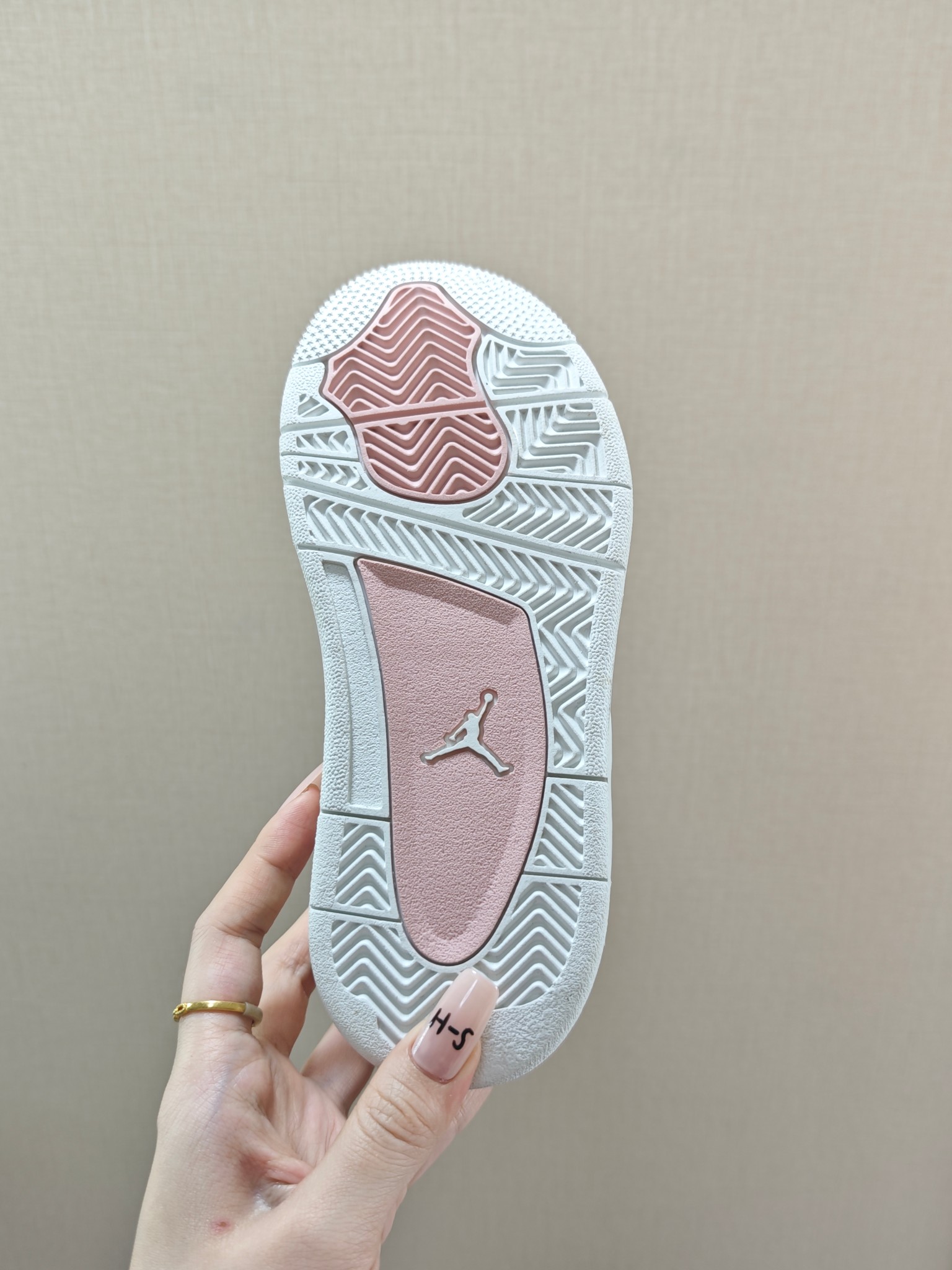 图片[6]-童鞋 【公司级耐克 新款 Nike Air Jordan 4 Retro OG 低帮 迈克尔·乔丹AJ4代乔4 复古休闲运动文化篮球鞋。秉承轻量化的速度型篮球鞋设计思想完成设计，降低重量的同时提升舒适度，中底延续前作使用了分离式后掌可视化 Air Sole气垫。鞋带孔和后跟鞋提以籃网为造型灵感，将篮球运动巧妙融入到鞋款的设计之中，使鞋身整体富有流动性、节奏感和优雅气质。 类型：男女童鞋 码数26-37-选品中心