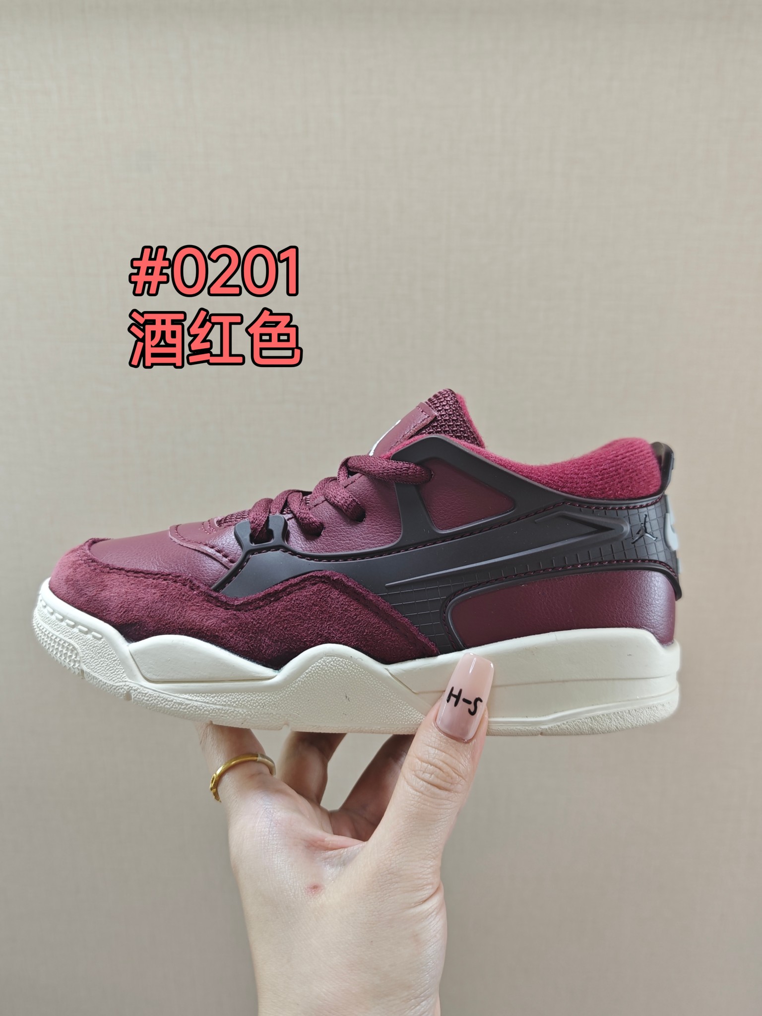 童鞋 【公司级耐克 新款 Nike Air Jordan 4 Retro OG 低帮 迈克尔·乔丹AJ4代乔4 复古休闲运动文化篮球鞋。秉承轻量化的速度型篮球鞋设计思想完成设计，降低重量的同时提升舒适度，中底延续前作使用了分离式后掌可视化 Air Sole气垫。鞋带孔和后跟鞋提以籃网为造型灵感，将篮球运动巧妙融入到鞋款的设计之中，使鞋身整体富有流动性、节奏感和优雅气质。 类型：男女童鞋 码数26-37-选品中心