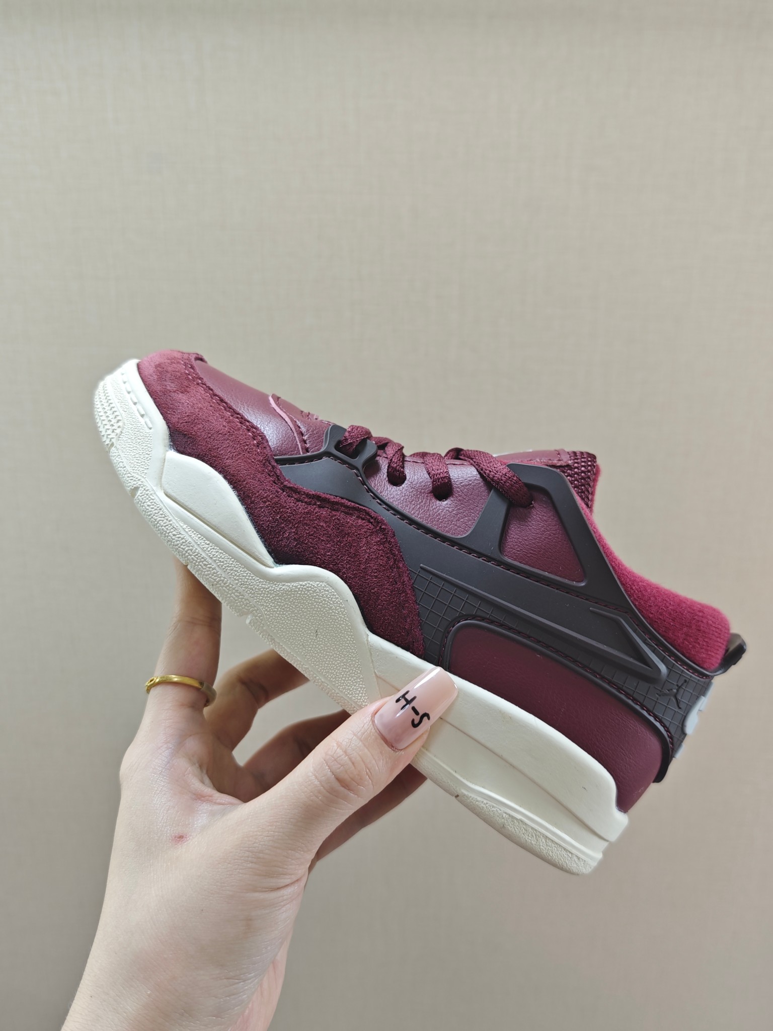 图片[2]-童鞋 【公司级耐克 新款 Nike Air Jordan 4 Retro OG 低帮 迈克尔·乔丹AJ4代乔4 复古休闲运动文化篮球鞋。秉承轻量化的速度型篮球鞋设计思想完成设计，降低重量的同时提升舒适度，中底延续前作使用了分离式后掌可视化 Air Sole气垫。鞋带孔和后跟鞋提以籃网为造型灵感，将篮球运动巧妙融入到鞋款的设计之中，使鞋身整体富有流动性、节奏感和优雅气质。 类型：男女童鞋 码数26-37-选品中心