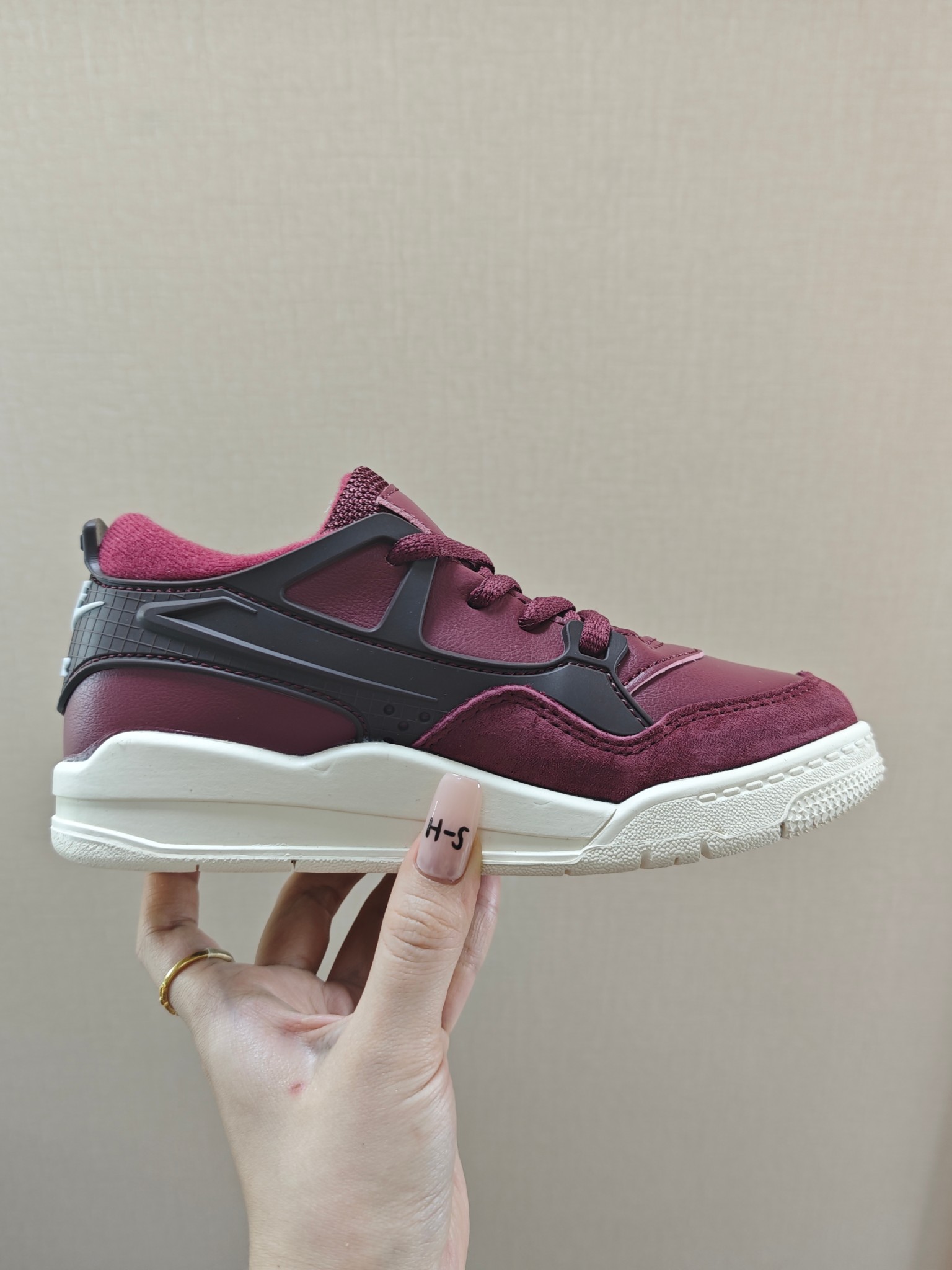 图片[3]-童鞋 【公司级耐克 新款 Nike Air Jordan 4 Retro OG 低帮 迈克尔·乔丹AJ4代乔4 复古休闲运动文化篮球鞋。秉承轻量化的速度型篮球鞋设计思想完成设计，降低重量的同时提升舒适度，中底延续前作使用了分离式后掌可视化 Air Sole气垫。鞋带孔和后跟鞋提以籃网为造型灵感，将篮球运动巧妙融入到鞋款的设计之中，使鞋身整体富有流动性、节奏感和优雅气质。 类型：男女童鞋 码数26-37-选品中心