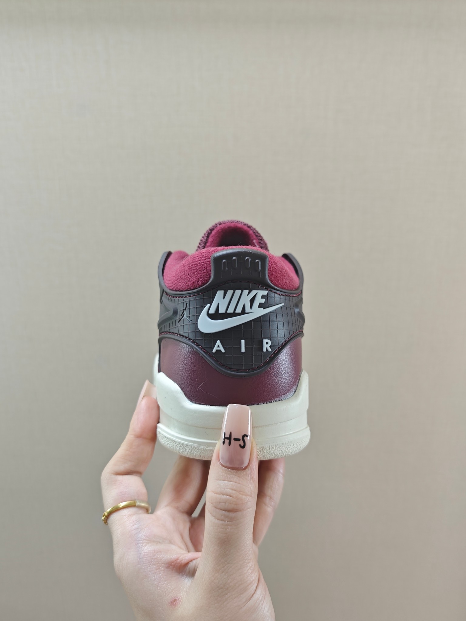 图片[4]-童鞋 【公司级耐克 新款 Nike Air Jordan 4 Retro OG 低帮 迈克尔·乔丹AJ4代乔4 复古休闲运动文化篮球鞋。秉承轻量化的速度型篮球鞋设计思想完成设计，降低重量的同时提升舒适度，中底延续前作使用了分离式后掌可视化 Air Sole气垫。鞋带孔和后跟鞋提以籃网为造型灵感，将篮球运动巧妙融入到鞋款的设计之中，使鞋身整体富有流动性、节奏感和优雅气质。 类型：男女童鞋 码数26-37-选品中心