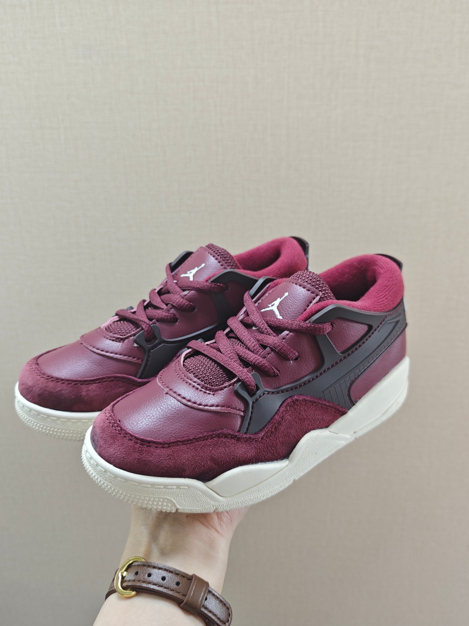 图片[7]-童鞋 【公司级耐克 新款 Nike Air Jordan 4 Retro OG 低帮 迈克尔·乔丹AJ4代乔4 复古休闲运动文化篮球鞋。秉承轻量化的速度型篮球鞋设计思想完成设计，降低重量的同时提升舒适度，中底延续前作使用了分离式后掌可视化 Air Sole气垫。鞋带孔和后跟鞋提以籃网为造型灵感，将篮球运动巧妙融入到鞋款的设计之中，使鞋身整体富有流动性、节奏感和优雅气质。 类型：男女童鞋 码数26-37-选品中心