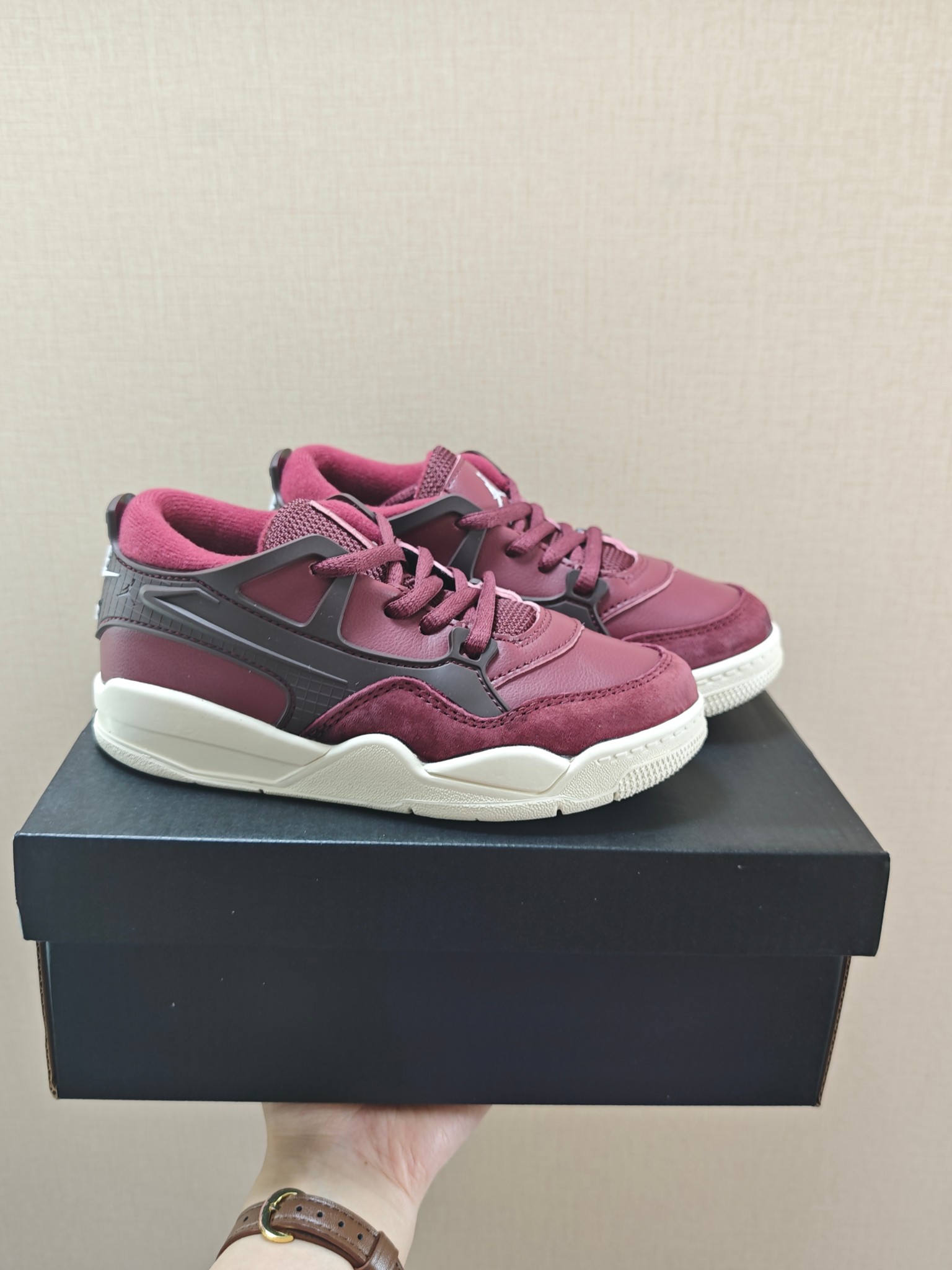 图片[9]-童鞋 【公司级耐克 新款 Nike Air Jordan 4 Retro OG 低帮 迈克尔·乔丹AJ4代乔4 复古休闲运动文化篮球鞋。秉承轻量化的速度型篮球鞋设计思想完成设计，降低重量的同时提升舒适度，中底延续前作使用了分离式后掌可视化 Air Sole气垫。鞋带孔和后跟鞋提以籃网为造型灵感，将篮球运动巧妙融入到鞋款的设计之中，使鞋身整体富有流动性、节奏感和优雅气质。 类型：男女童鞋 码数26-37-选品中心