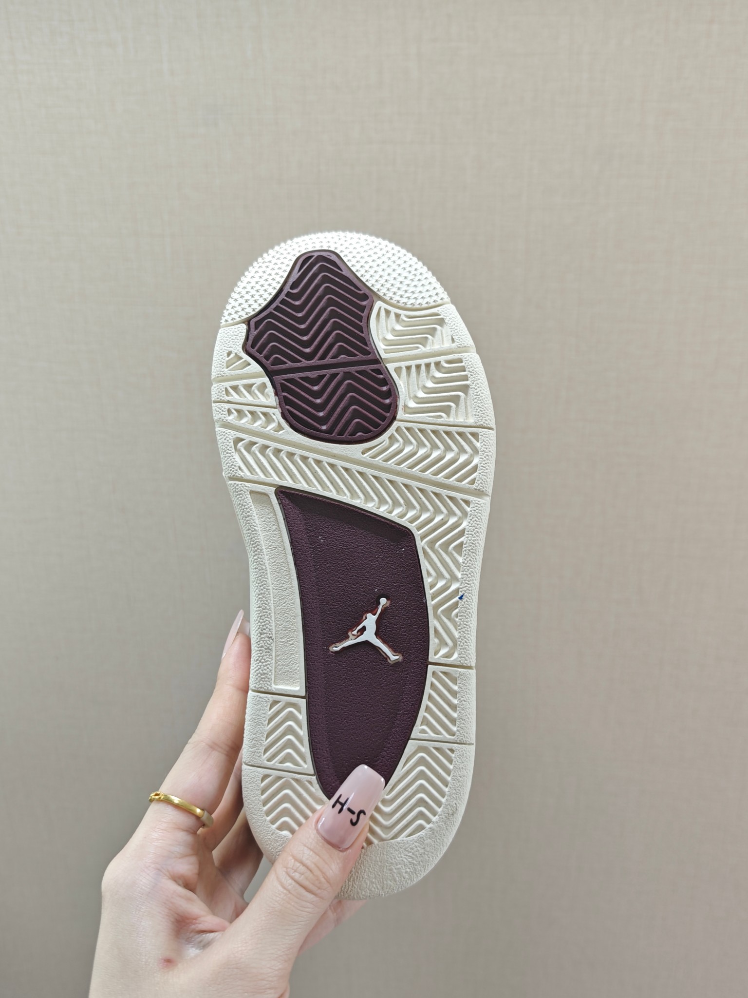 图片[6]-童鞋 【公司级耐克 新款 Nike Air Jordan 4 Retro OG 低帮 迈克尔·乔丹AJ4代乔4 复古休闲运动文化篮球鞋。秉承轻量化的速度型篮球鞋设计思想完成设计，降低重量的同时提升舒适度，中底延续前作使用了分离式后掌可视化 Air Sole气垫。鞋带孔和后跟鞋提以籃网为造型灵感，将篮球运动巧妙融入到鞋款的设计之中，使鞋身整体富有流动性、节奏感和优雅气质。 类型：男女童鞋 码数26-37-选品中心