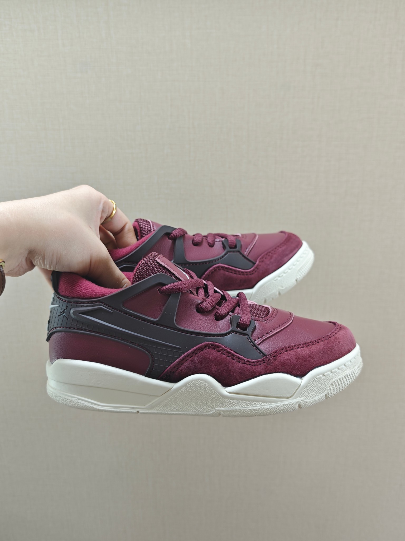 图片[8]-童鞋 【公司级耐克 新款 Nike Air Jordan 4 Retro OG 低帮 迈克尔·乔丹AJ4代乔4 复古休闲运动文化篮球鞋。秉承轻量化的速度型篮球鞋设计思想完成设计，降低重量的同时提升舒适度，中底延续前作使用了分离式后掌可视化 Air Sole气垫。鞋带孔和后跟鞋提以籃网为造型灵感，将篮球运动巧妙融入到鞋款的设计之中，使鞋身整体富有流动性、节奏感和优雅气质。 类型：男女童鞋 码数26-37-选品中心